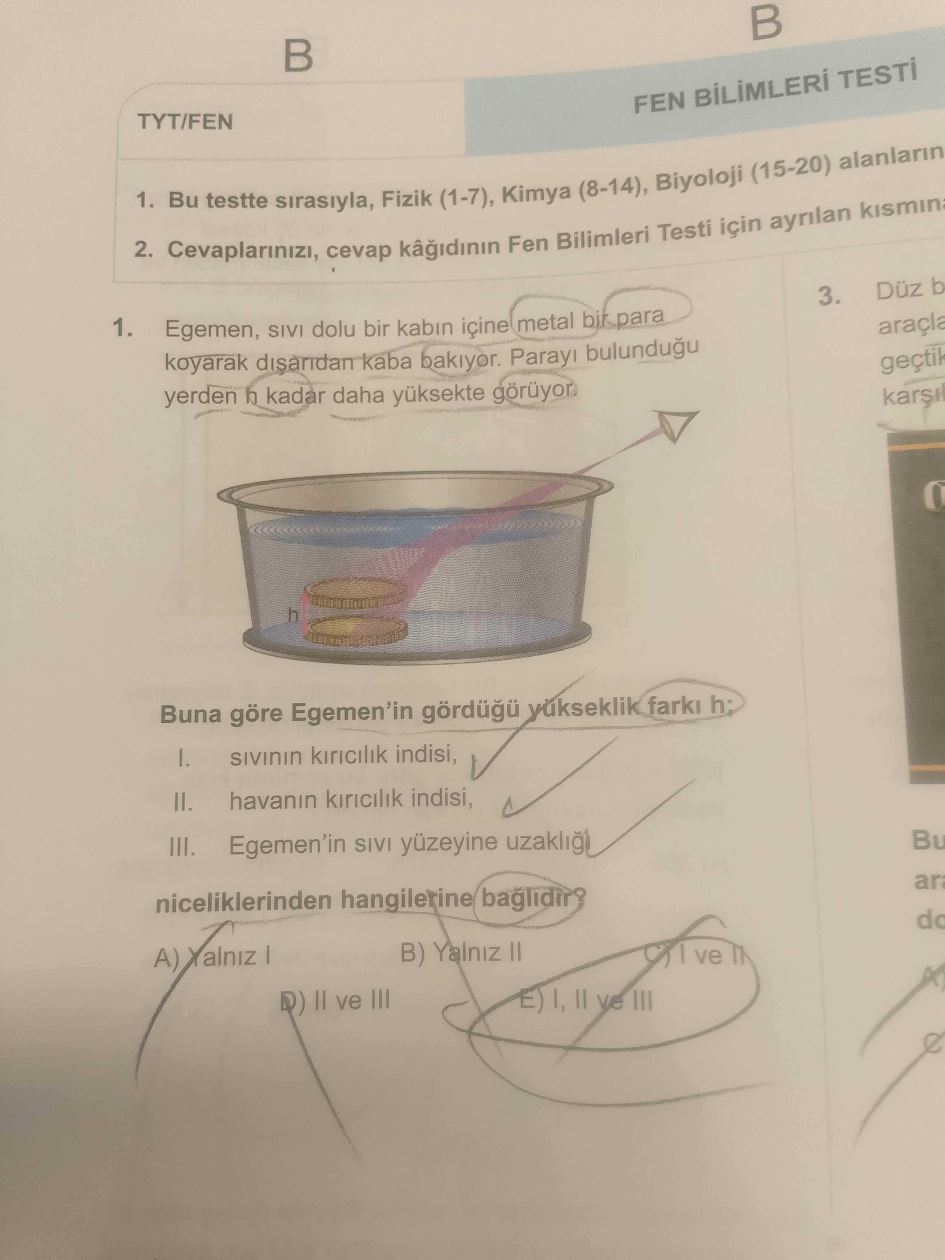 Egemen, sıvı dolu bir kabın içine metal bir para koyarak dışarıdan kaba bakıyor. Parayı bulunduğu