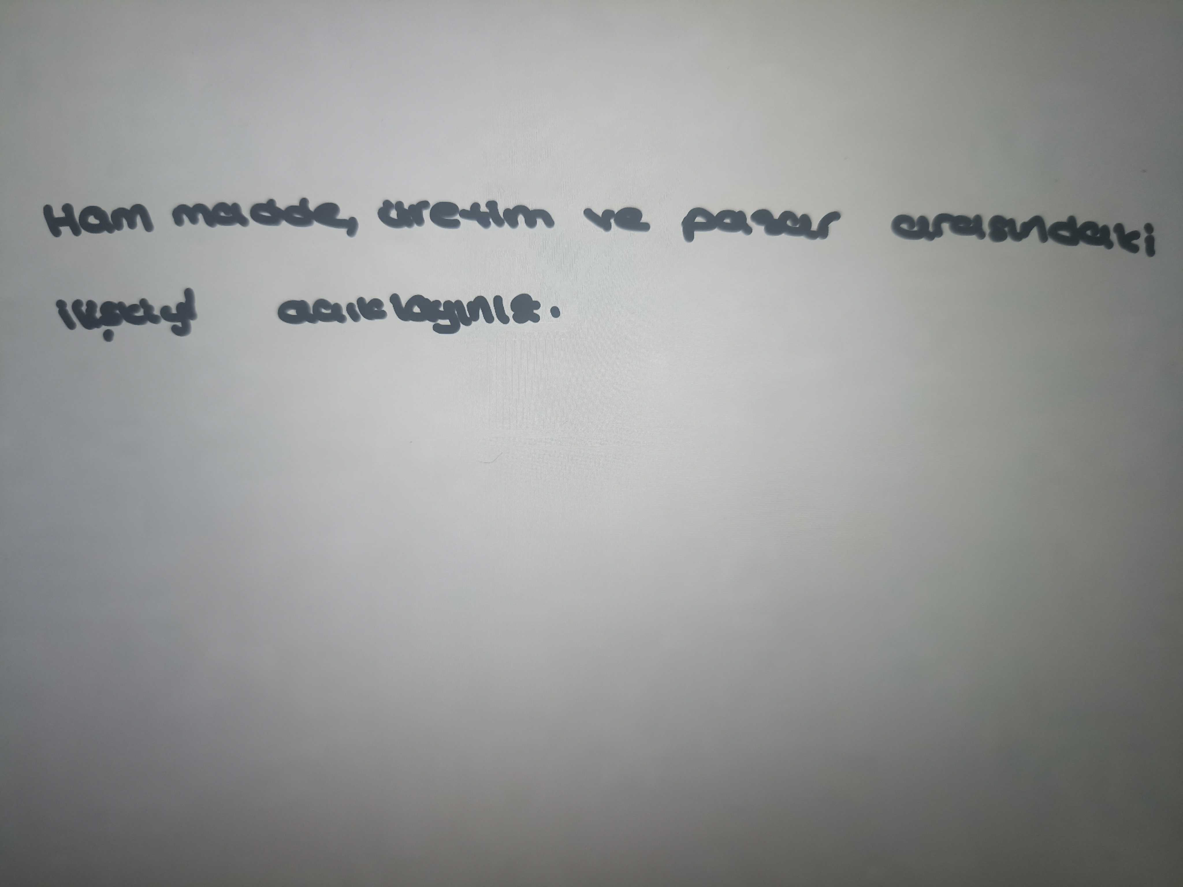 Ham madde, üretim ve pazar arasındaki ilişkiyi açıklayınız.