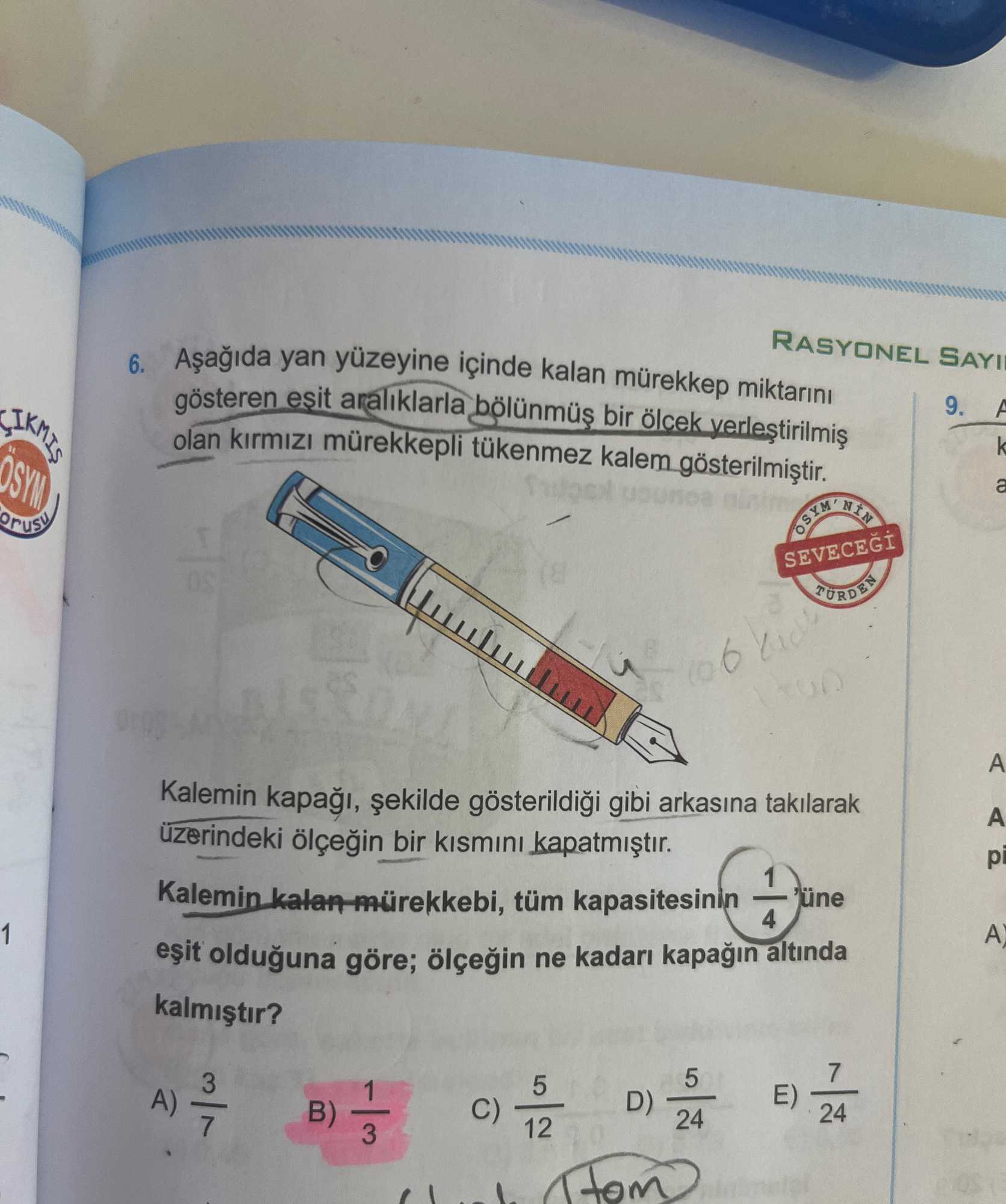 Aşağıda yan yüzeyine içinde kalan mürekkep miktarını gösteren eşit aralıklarla bölünmüş bir ölçek