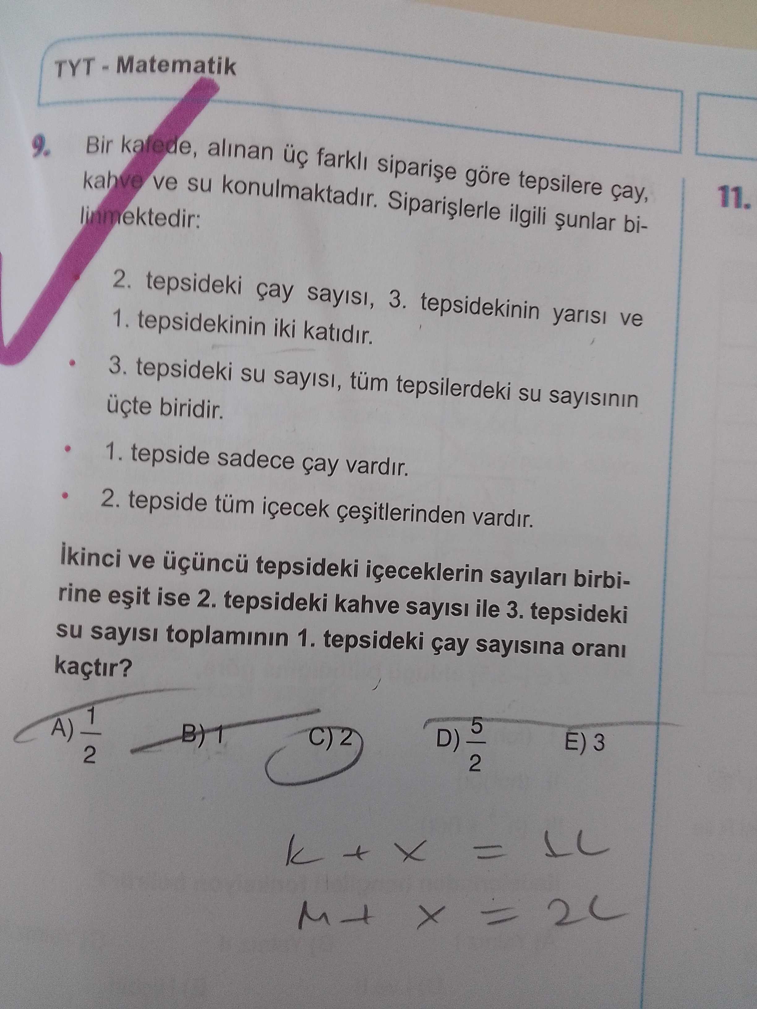 Bir kafede, alınan üç farklı siparişe göre tepsilere çay, kahve ve su konulmaktadır. Siparişlerle