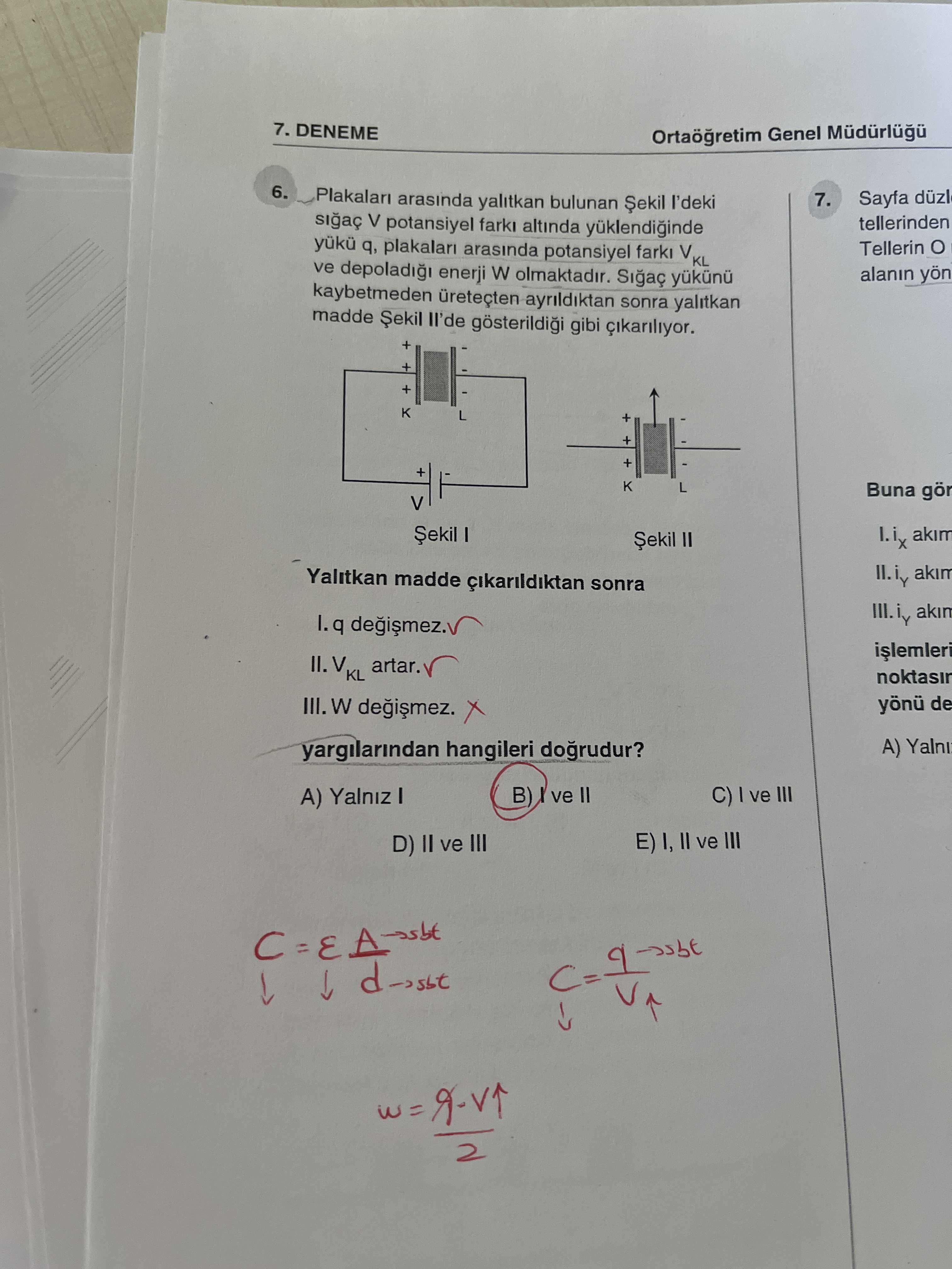 Plakaları arasında yalıtkan bulunan Şekil I'deki sığaç V potansiyel farkı altında yüklendiğinde yükü