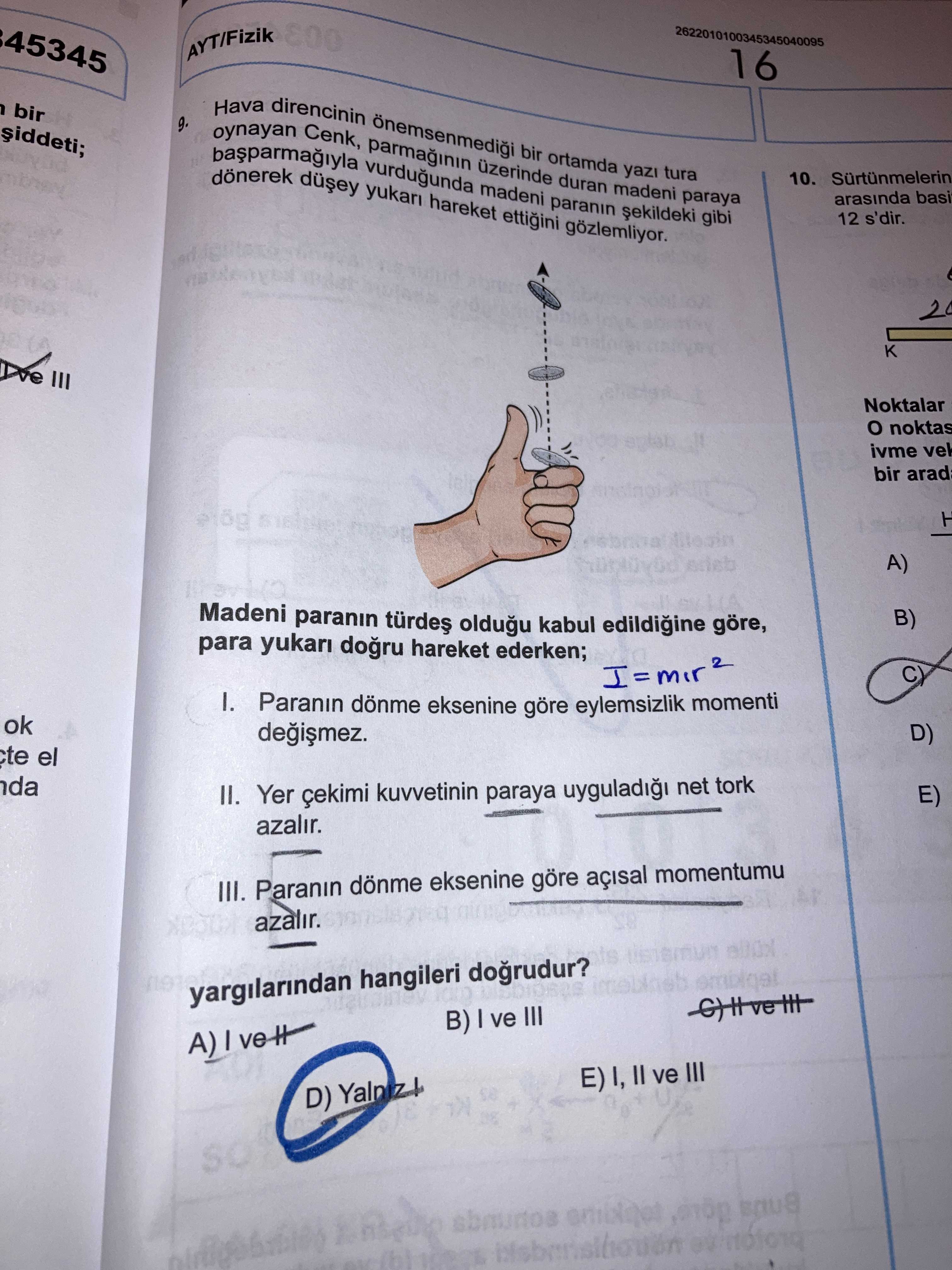 Hava direncinin önemsenmediği bir ortamda yazı tura oynayan Cenk, parmağının üzerinde duran madeni