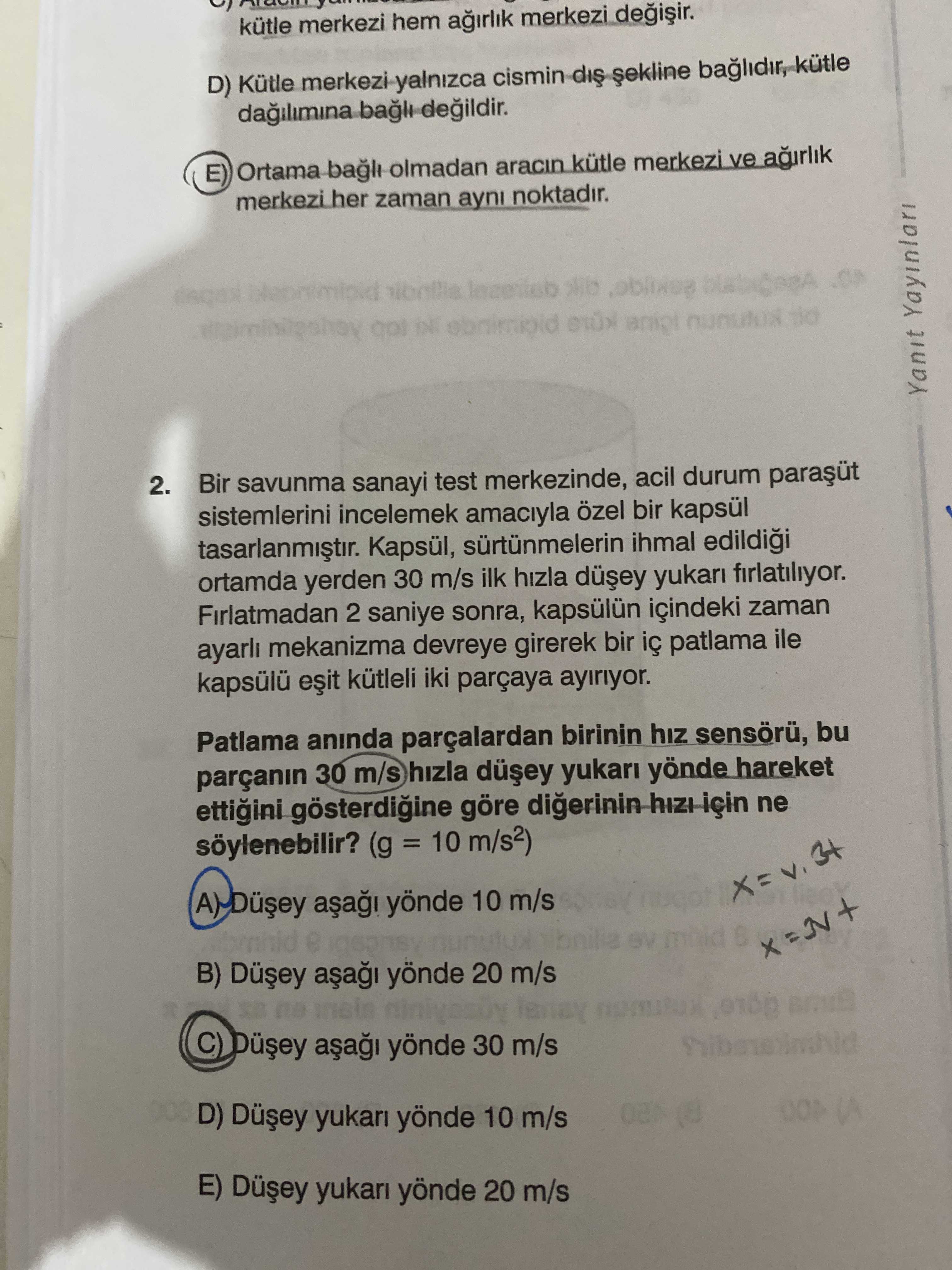 Bir savunma sanayi test merkezinde, acil durum paraşüt sistemlerini incelemek amacıyla özel bir