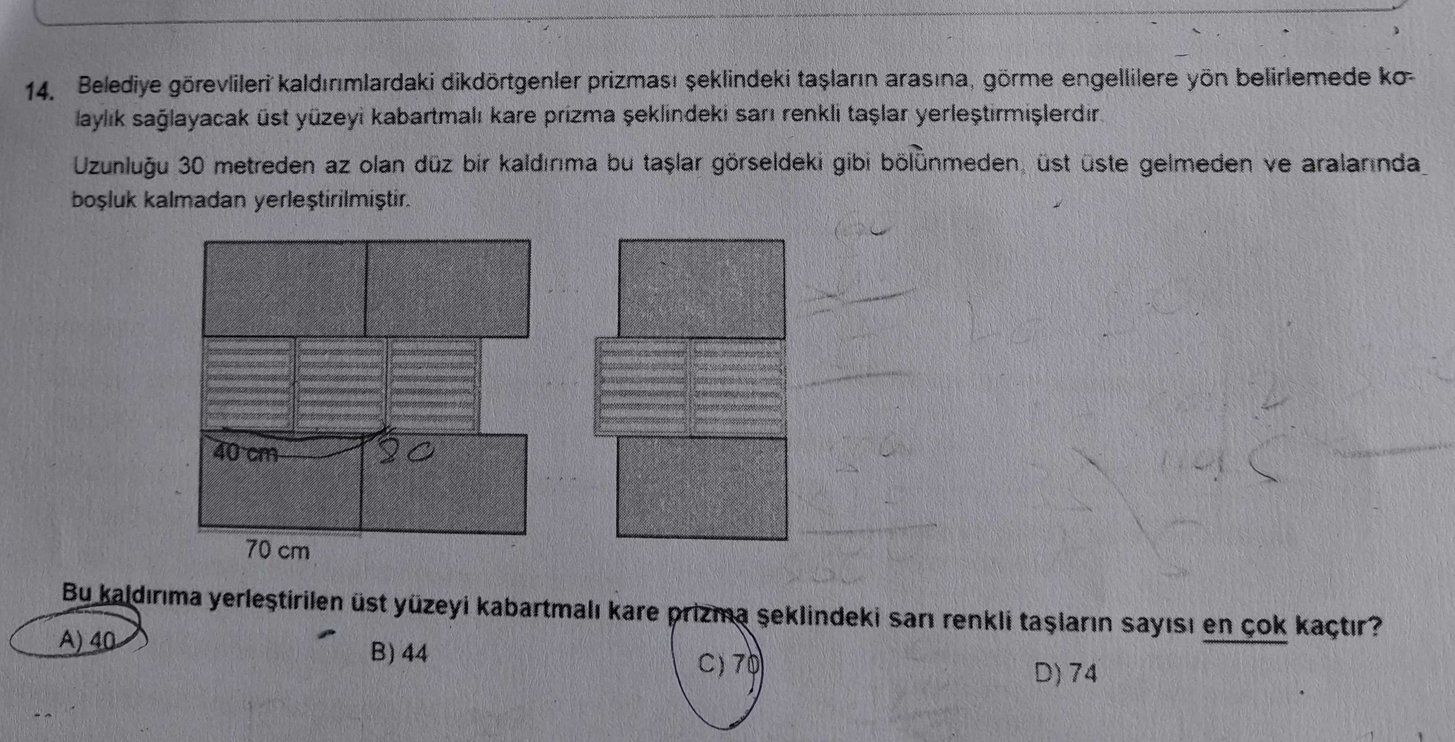 Belediye görevlileri kaldırımlardaki dikdörtgenler prizması şeklindeki taşların arasına, görme
