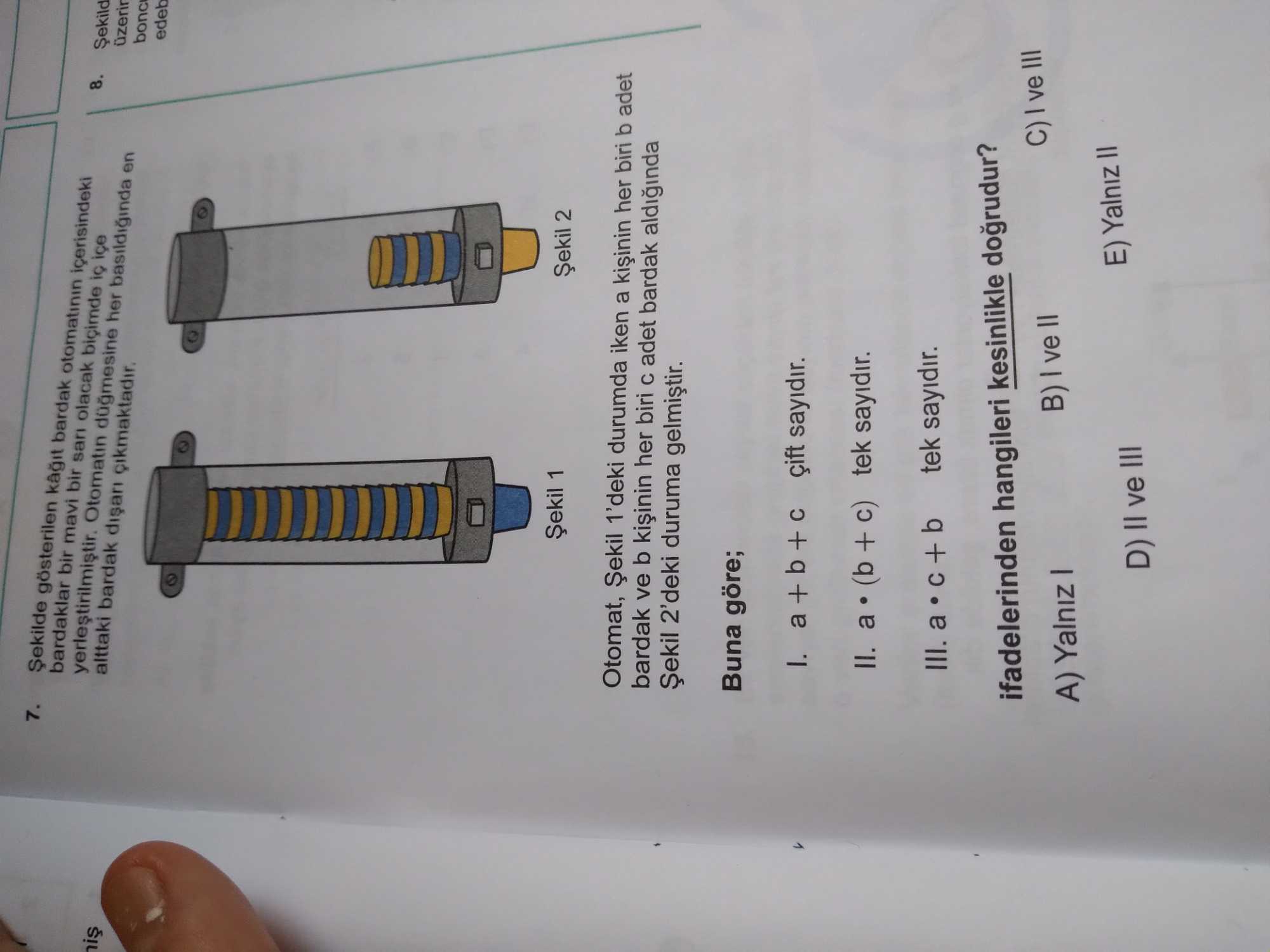Şekilde gösterilen kağıt bardak otomatının içerisindeki bardaklar bir mavi bir sarı olacak biçimde