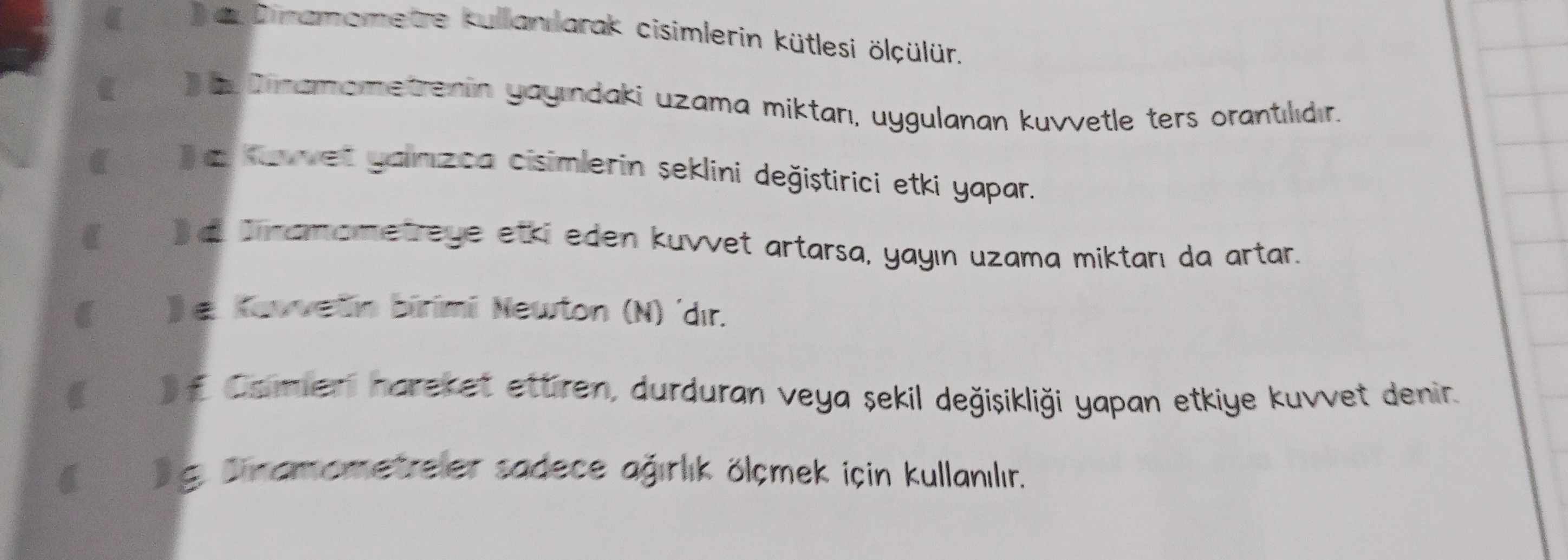 a. Dinamometre kullanılarak cisimlerin kütlesi ölçülür. b. Dinamometrenin yayındaki uzama miktarı