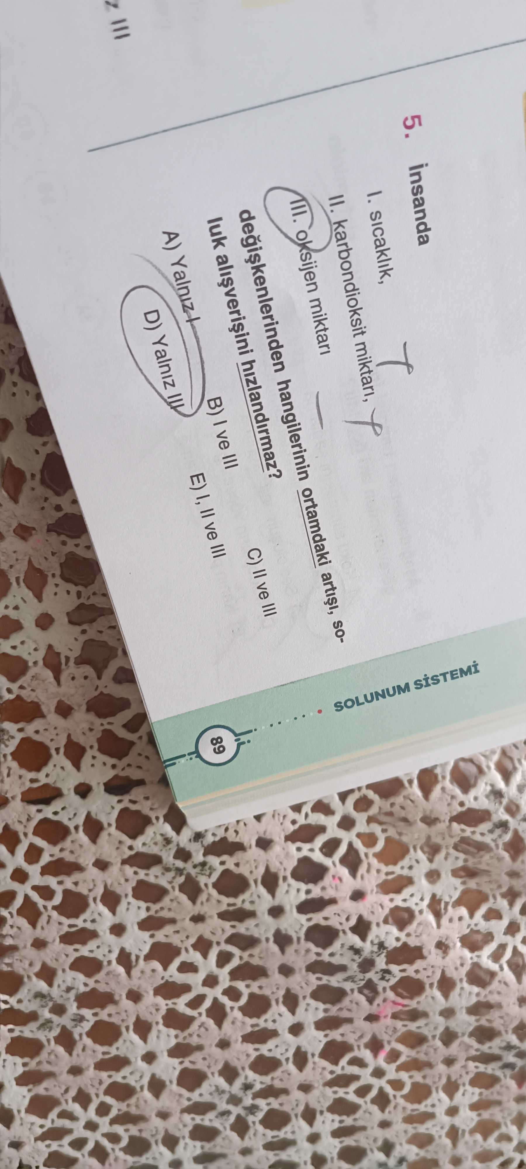 İnsanda I. sıcaklık, II. karbondioksit miktarı, III. oksijen miktarı değişkenlerinden hangilerinin