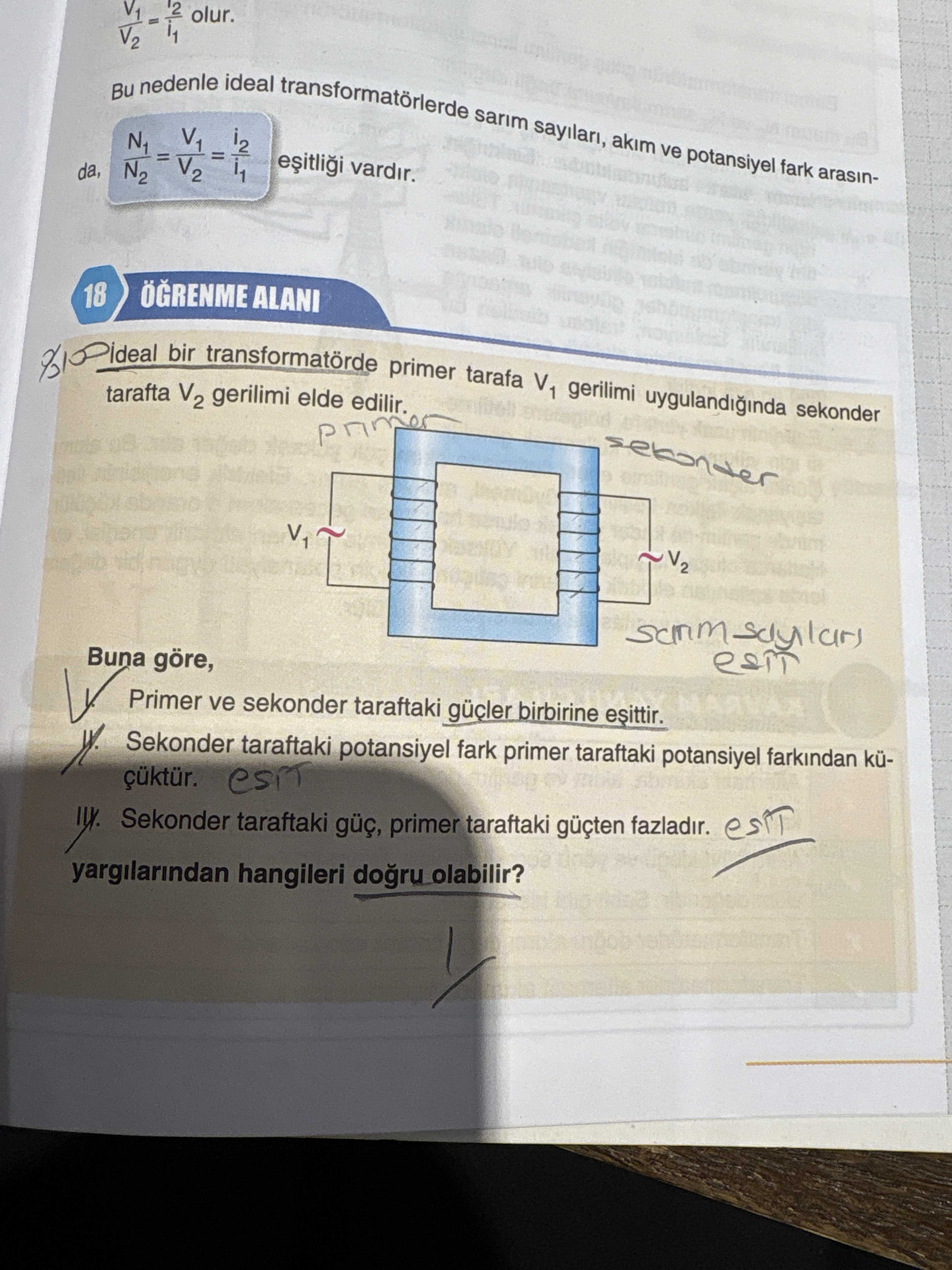 İdeal bir transformatörde primer tarafa V₁ gerilimi uygulandığında sekonder tarafta V₂ gerilimi elde