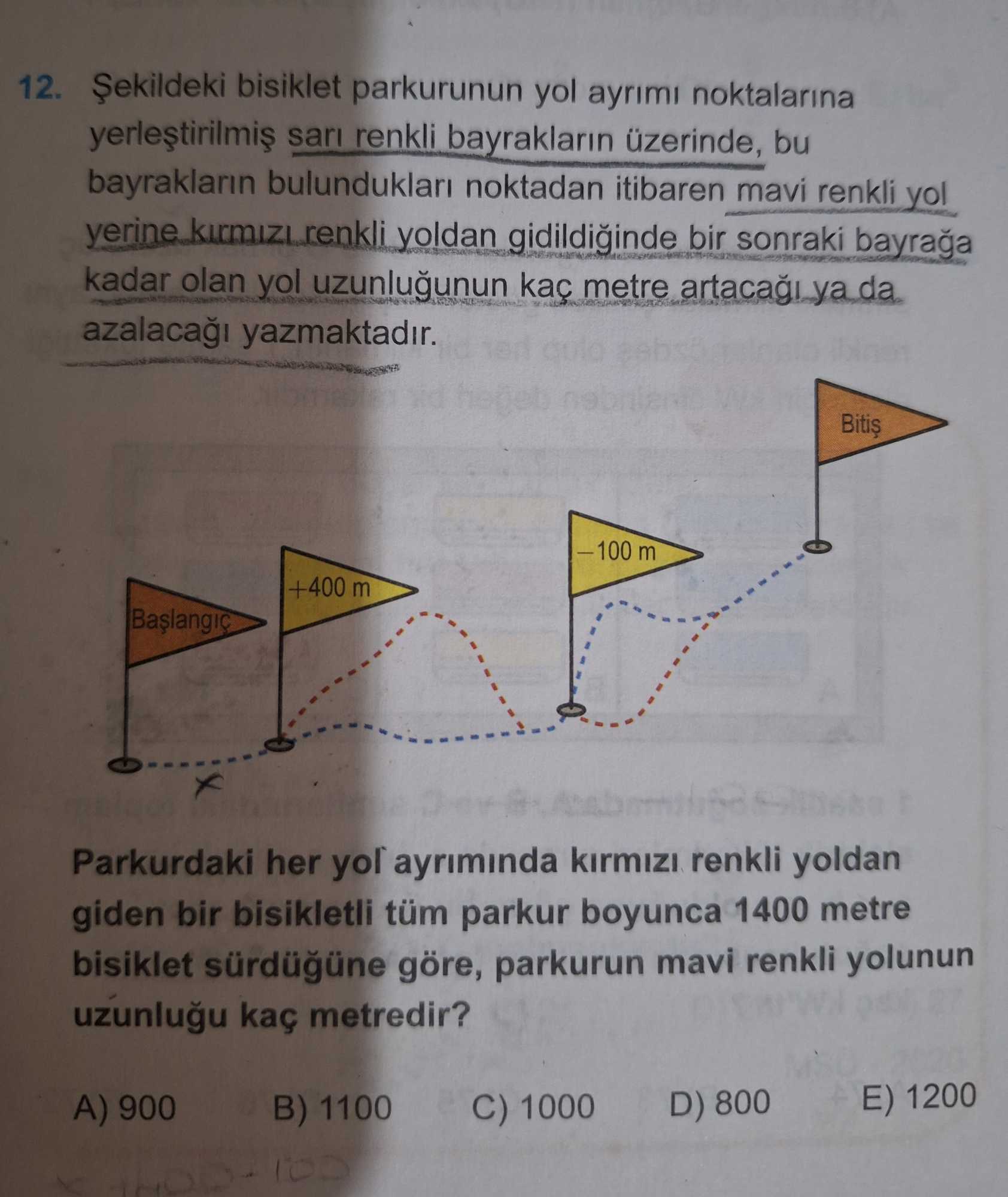 Şekildeki bisiklet parkurunun yol ayrımı noktalarına yerleştirilmiş sarı renkli bayrakların