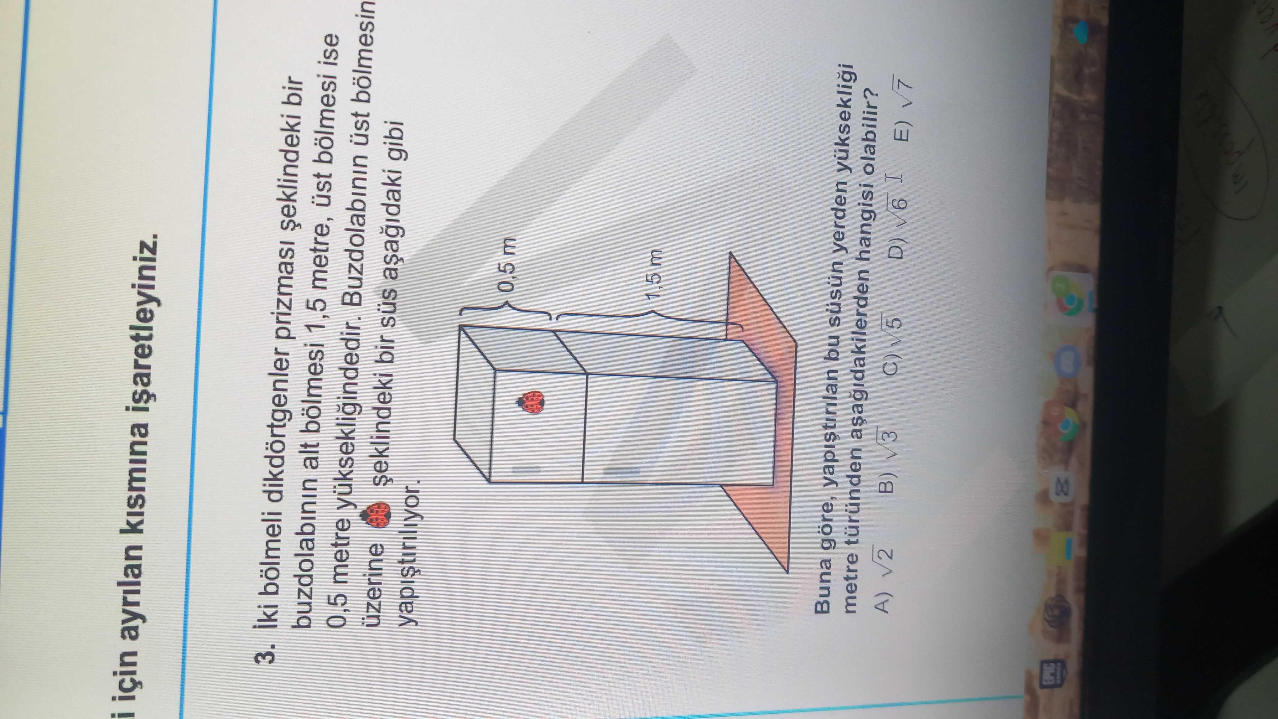 İki bölmeli dikdörtgenler prizması şeklindeki bir buzdolabının alt bölmesi 1,5 metre, üst bölmesi
