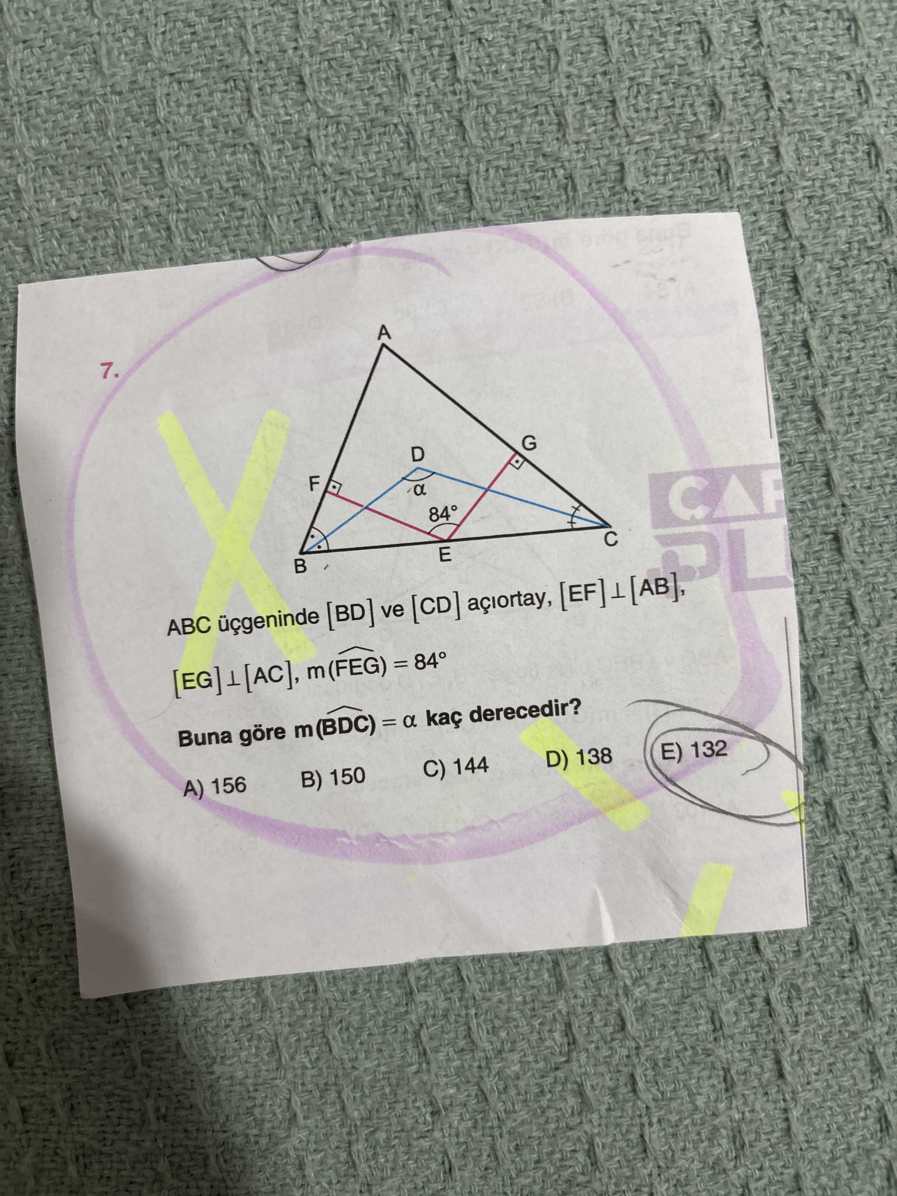 ve [CD] açıortay, [EF]⊥[AB] ve [EG]⊥[AC] olacak şekilde yardımcı doğrular çizilmiş, α ve 84° açıları