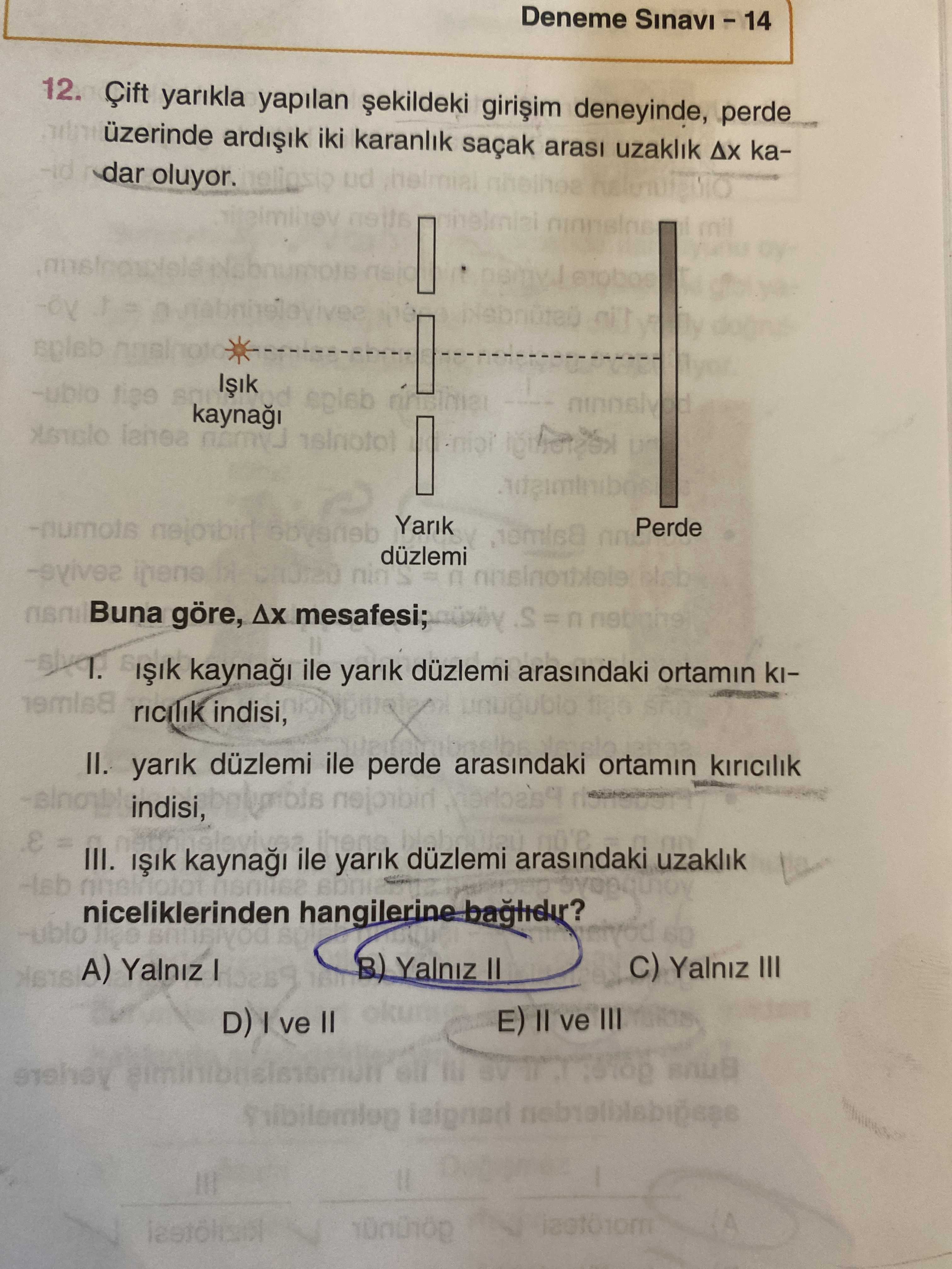Çift yarıkla yapılan şekildeki girişim deneyinde, perde üzerinde ardışık iki karanlık saçak arası