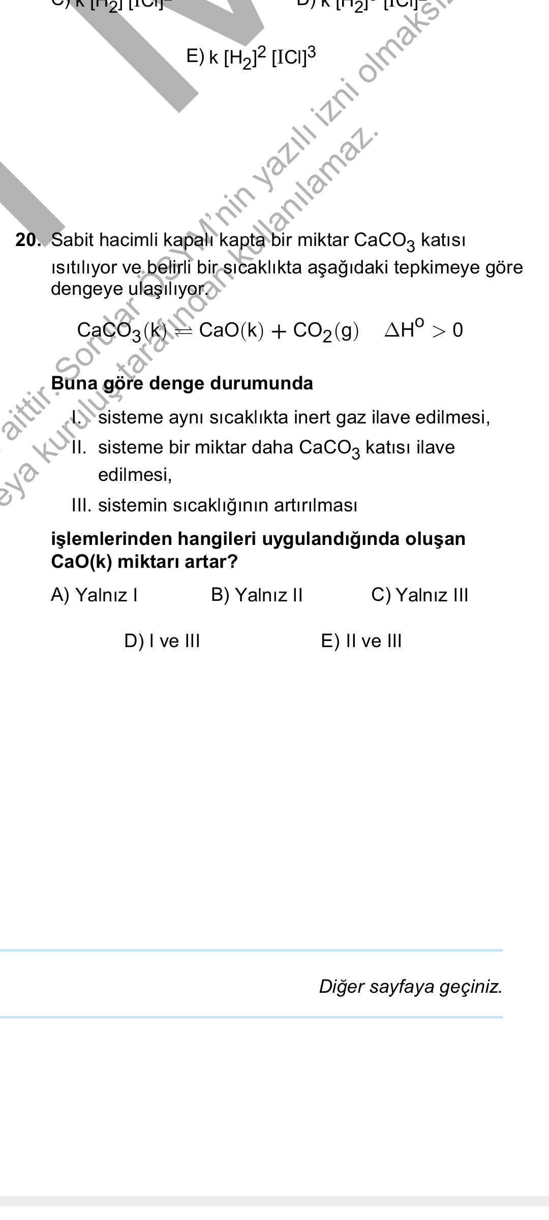 Sabit hacimli kapalı kapta bir miktar CaCO₃ katısı ısıtılıyor ve belirli bir sıcaklıkta aşağıdaki