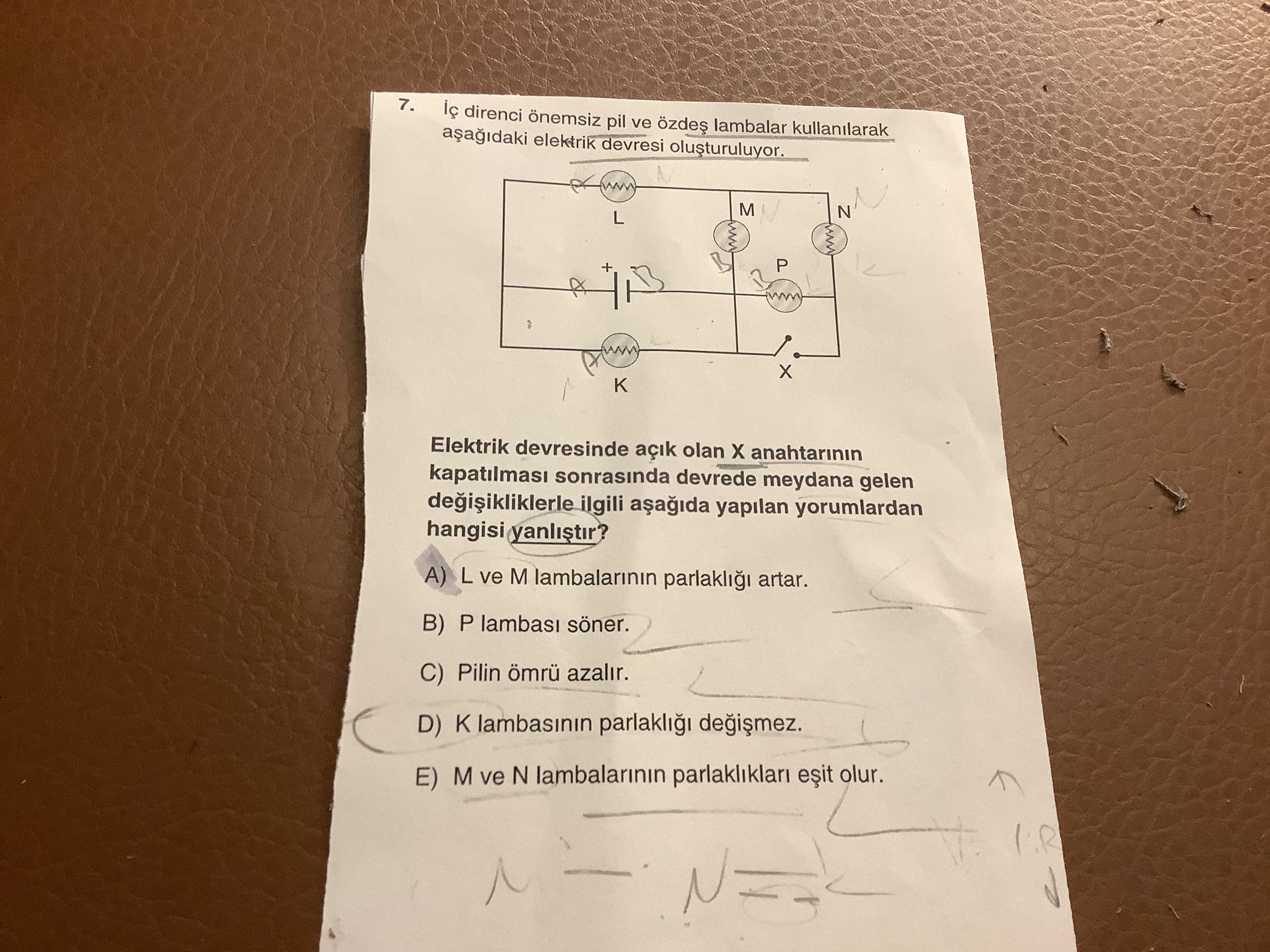 İç direnci önemsiz pil ve özdeş lambalar kullanılarak aşağıdaki elektrik devresi oluşturuluyor