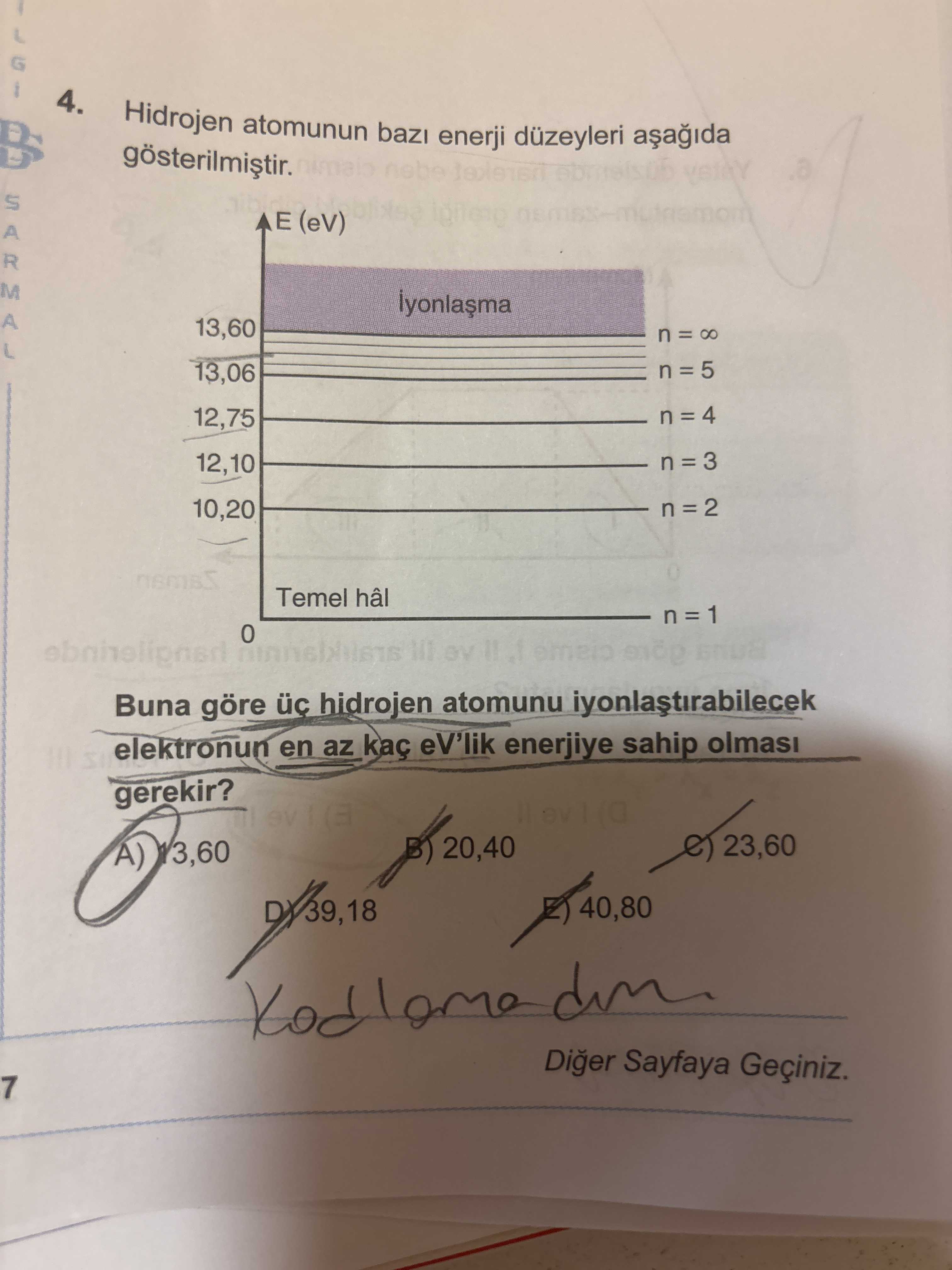 Hidrojen atomunun bazı enerji düzeyleri aşağıda gösterilmiştir. Buna göre üç hidrojen atomunu