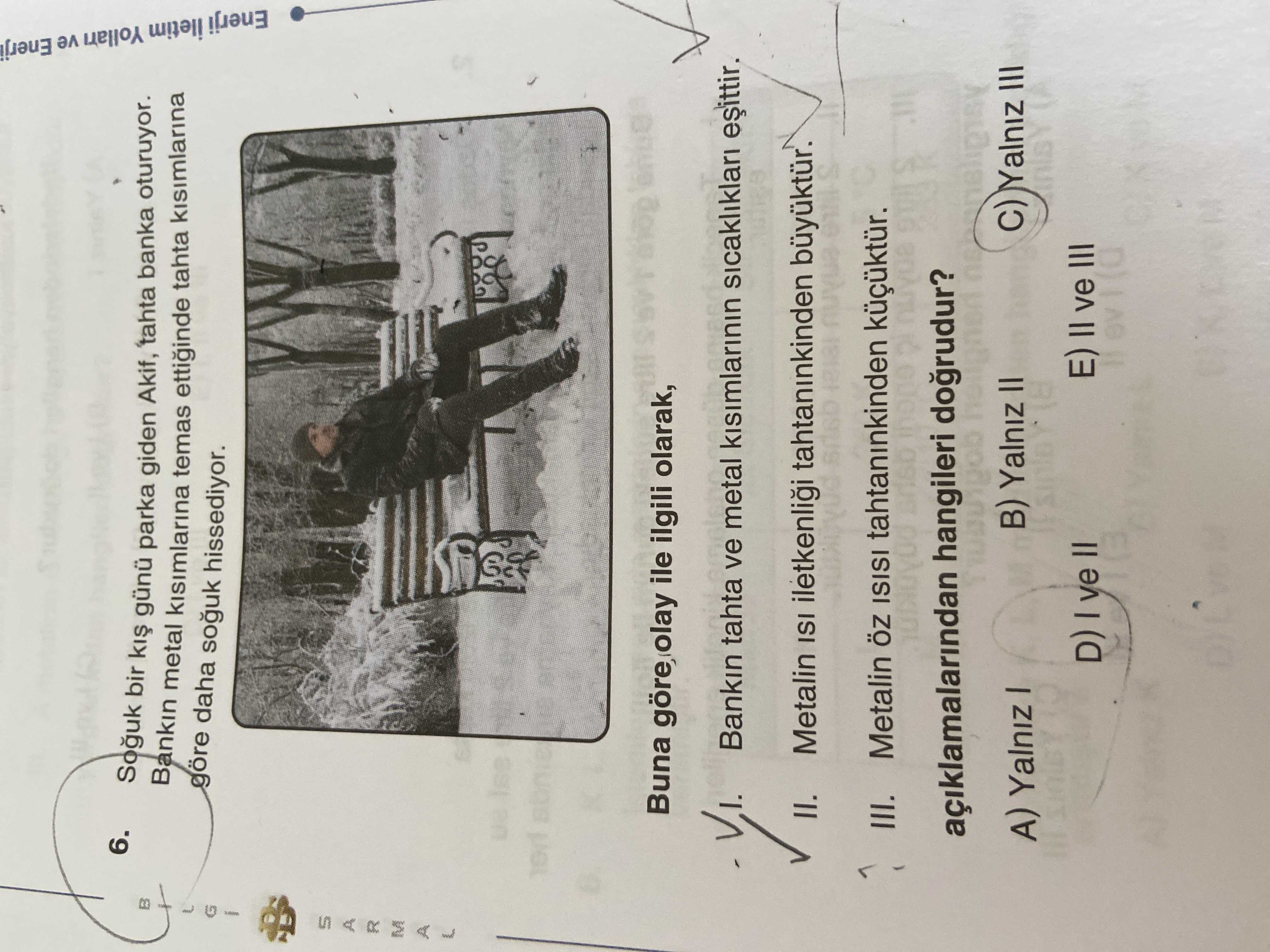 Soğuk bir kış günü parka giden Akif, tahta banka oturuyor. Bankın metal kısımlarına temas ettiğinde