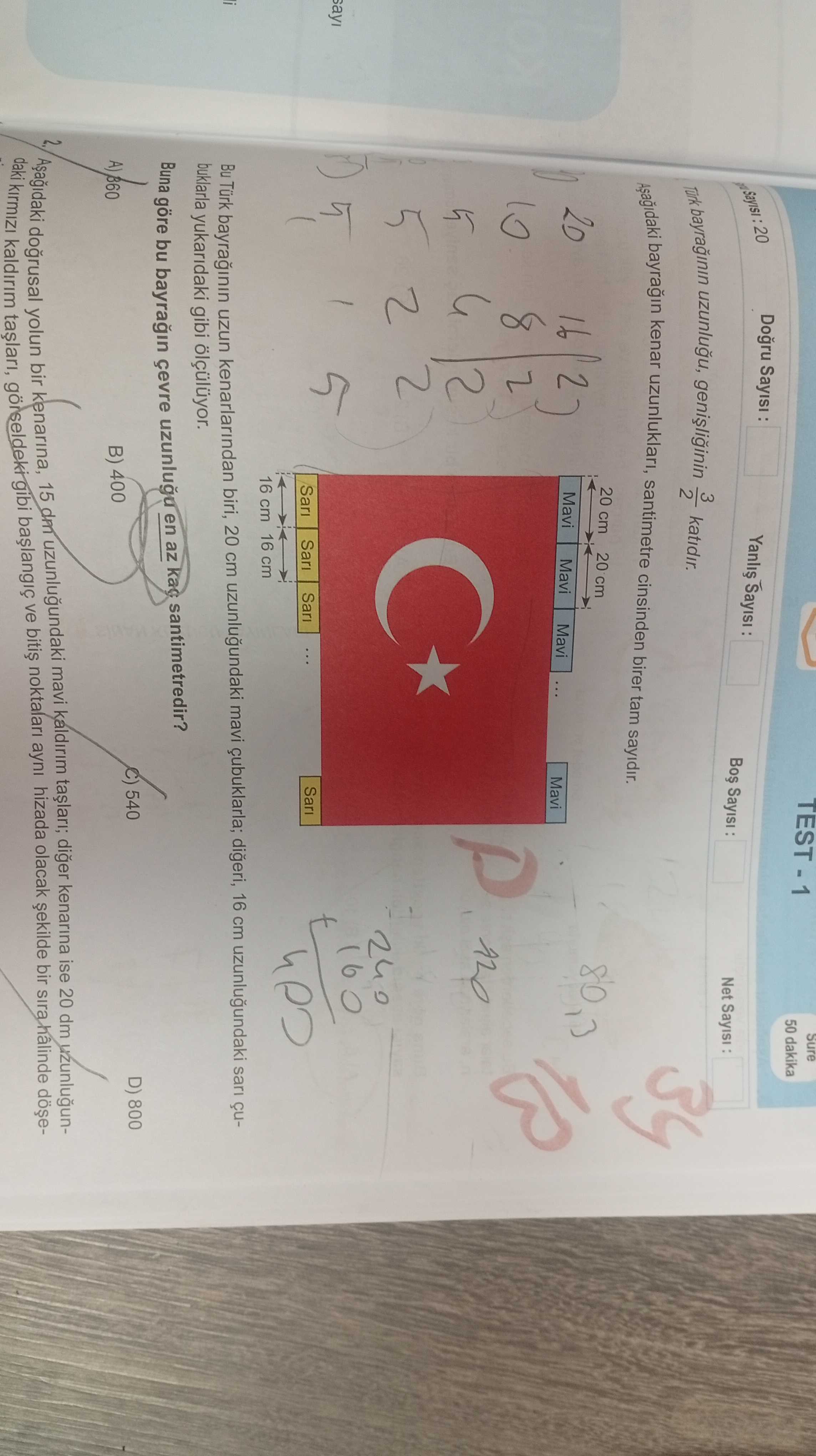 Bu Türk bayrağının uzun kenarlarından biri, 20 cm uzunluğundaki mavi çubuklarla; diğeri, 16 cm