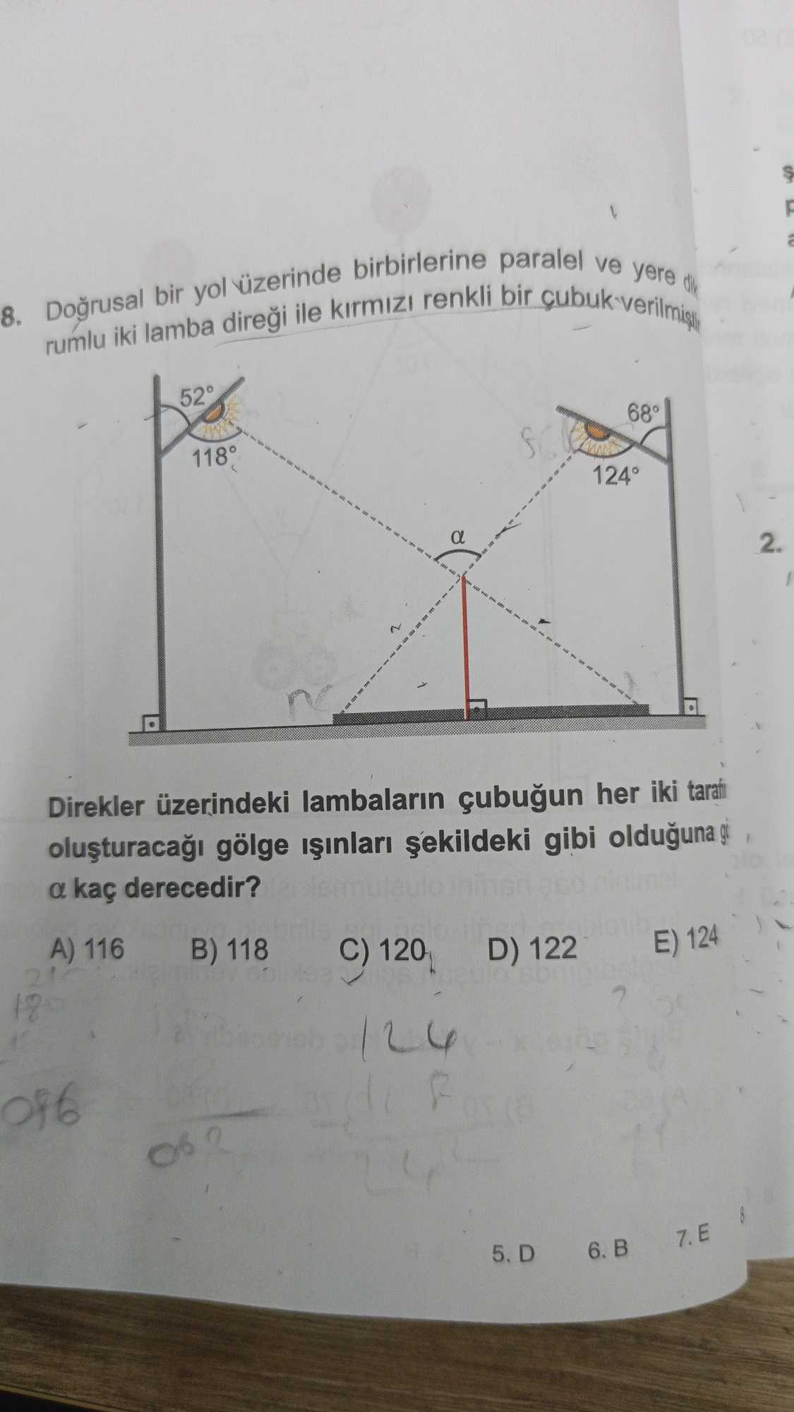Doğrusal bir yol üzerinde birbirlerine paralel ve yere di... rumlu iki lamba direği ile kırmızı