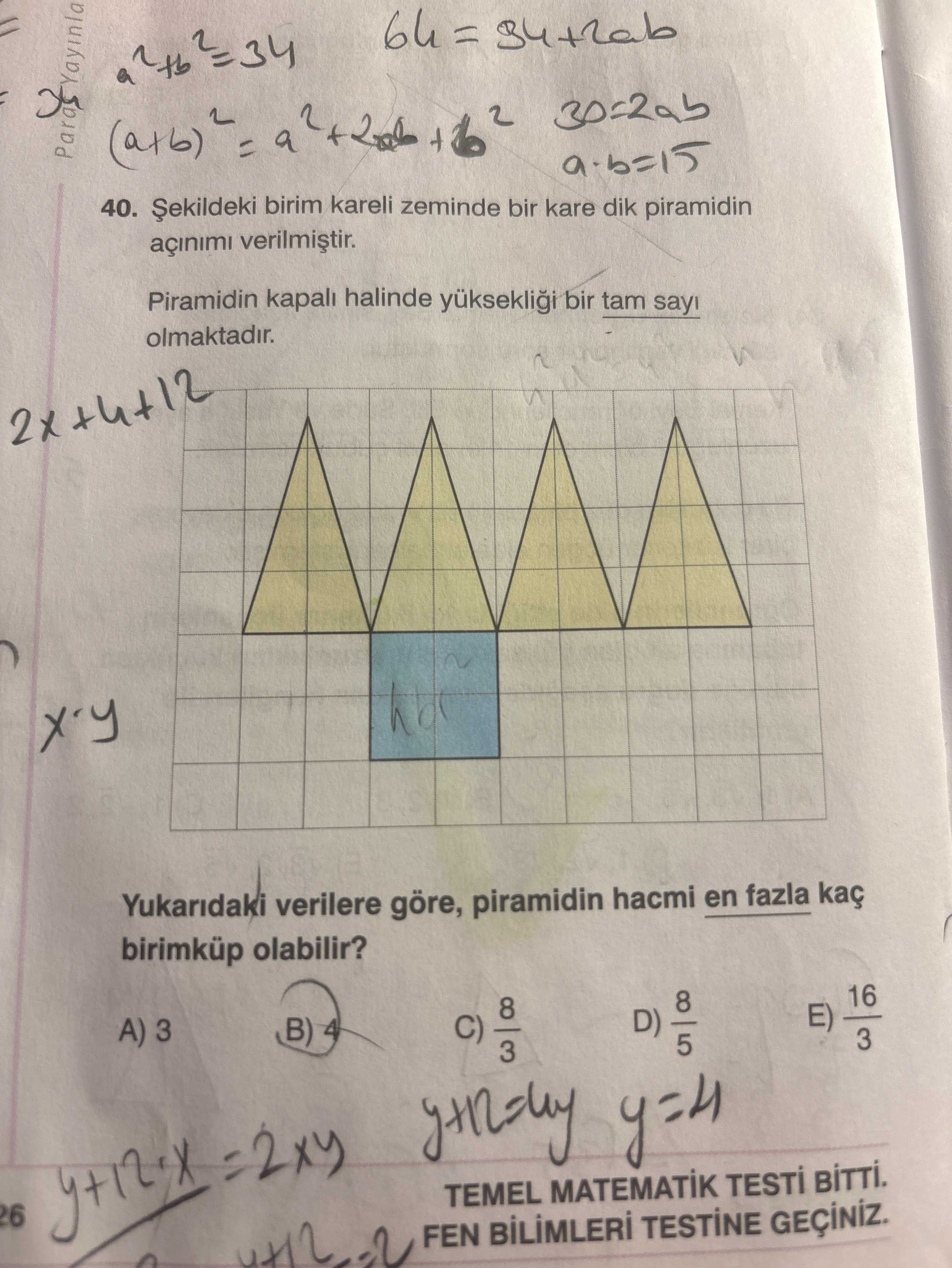 Şekildeki birim kareli zeminde bir kare dik piramidin açınımı verilmiştir. Piramidin kapalı halinde