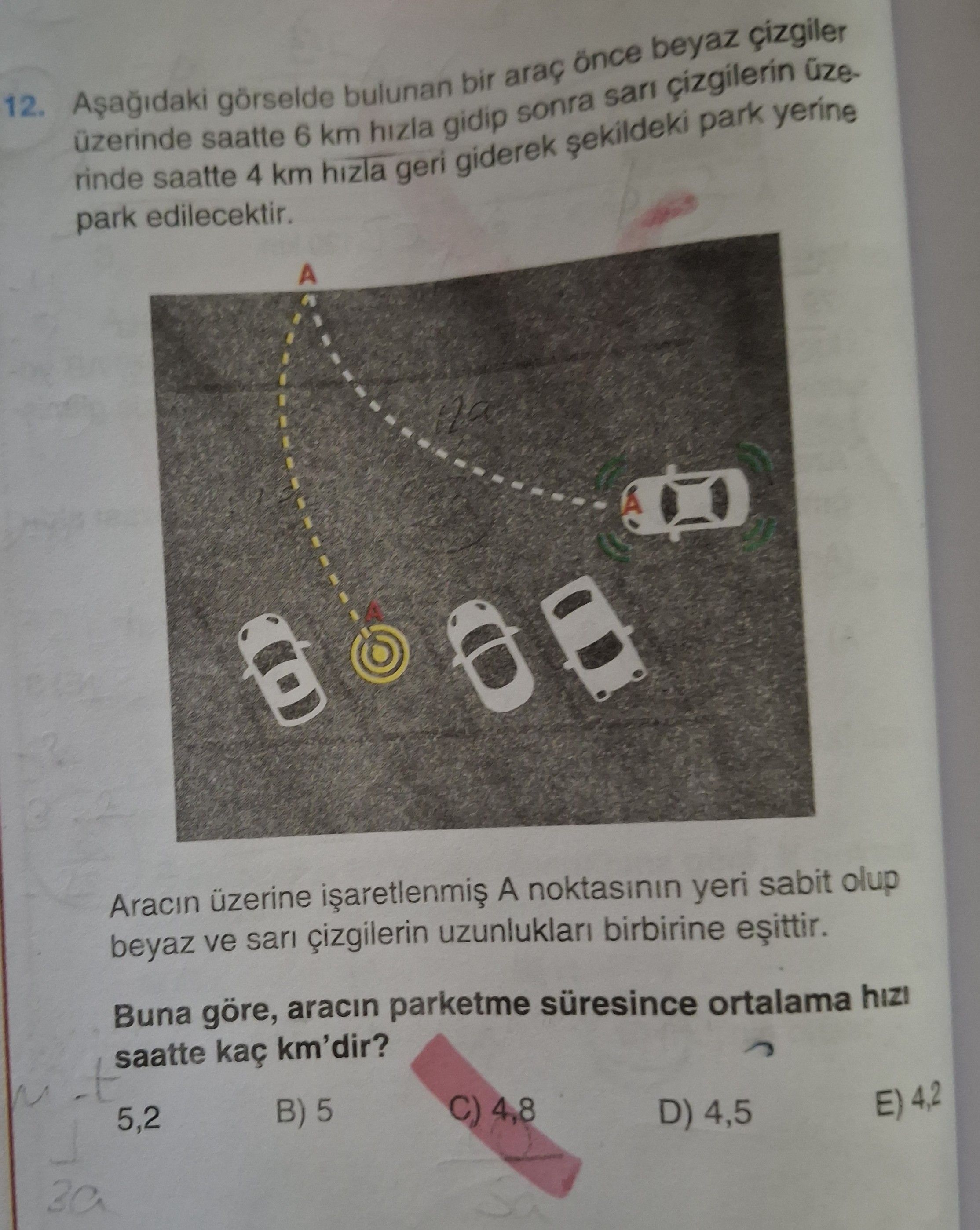 Aşağıdaki görselde bulunan bir araç önce beyaz çizgiler üzerinde saatte 6 km hızla gidip sonra sarı