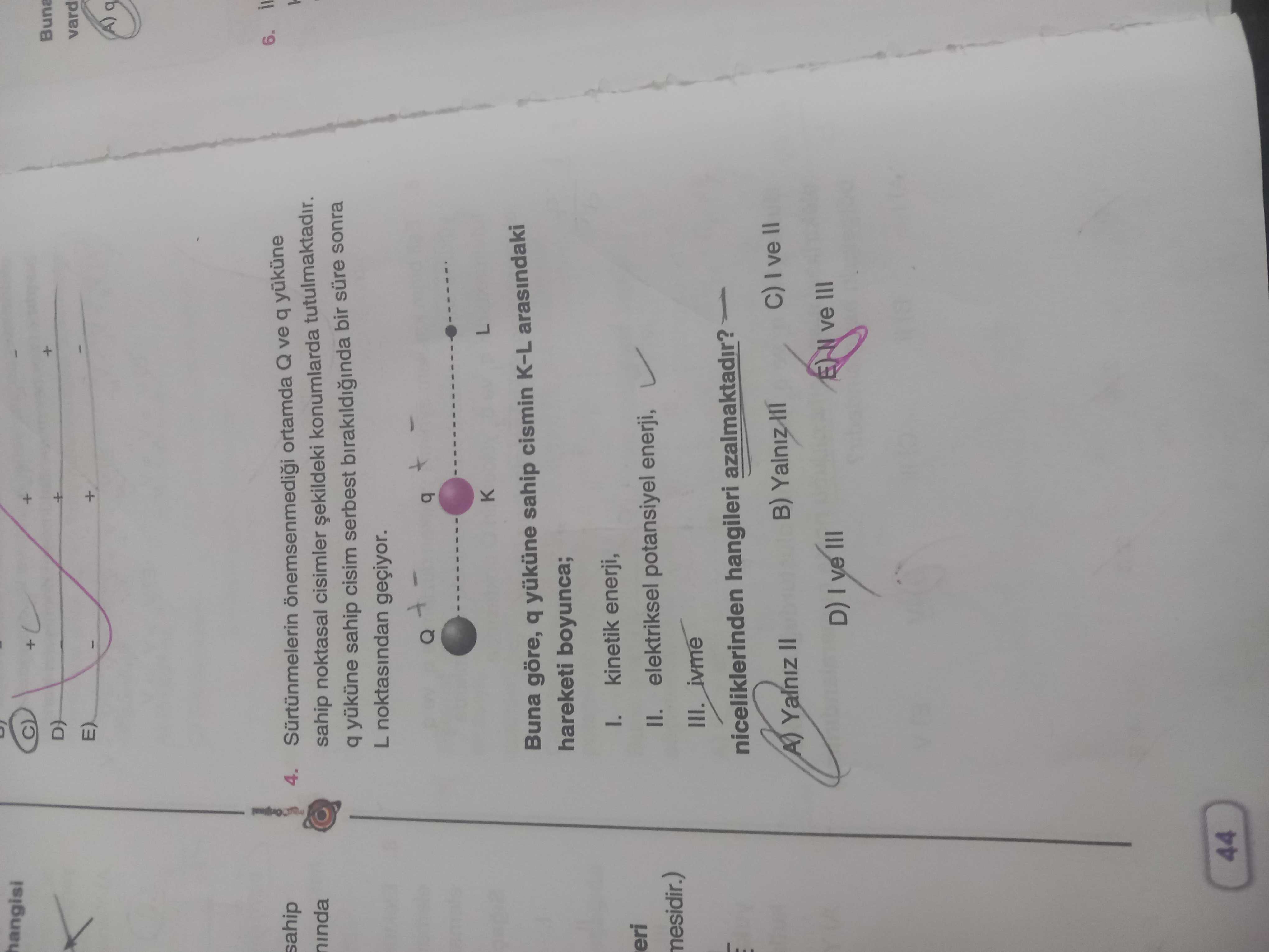 Sürtünmelerin önemsenmediği ortamda Q ve q yüküne sahip noktasal cisimler şekildeki konumlarda