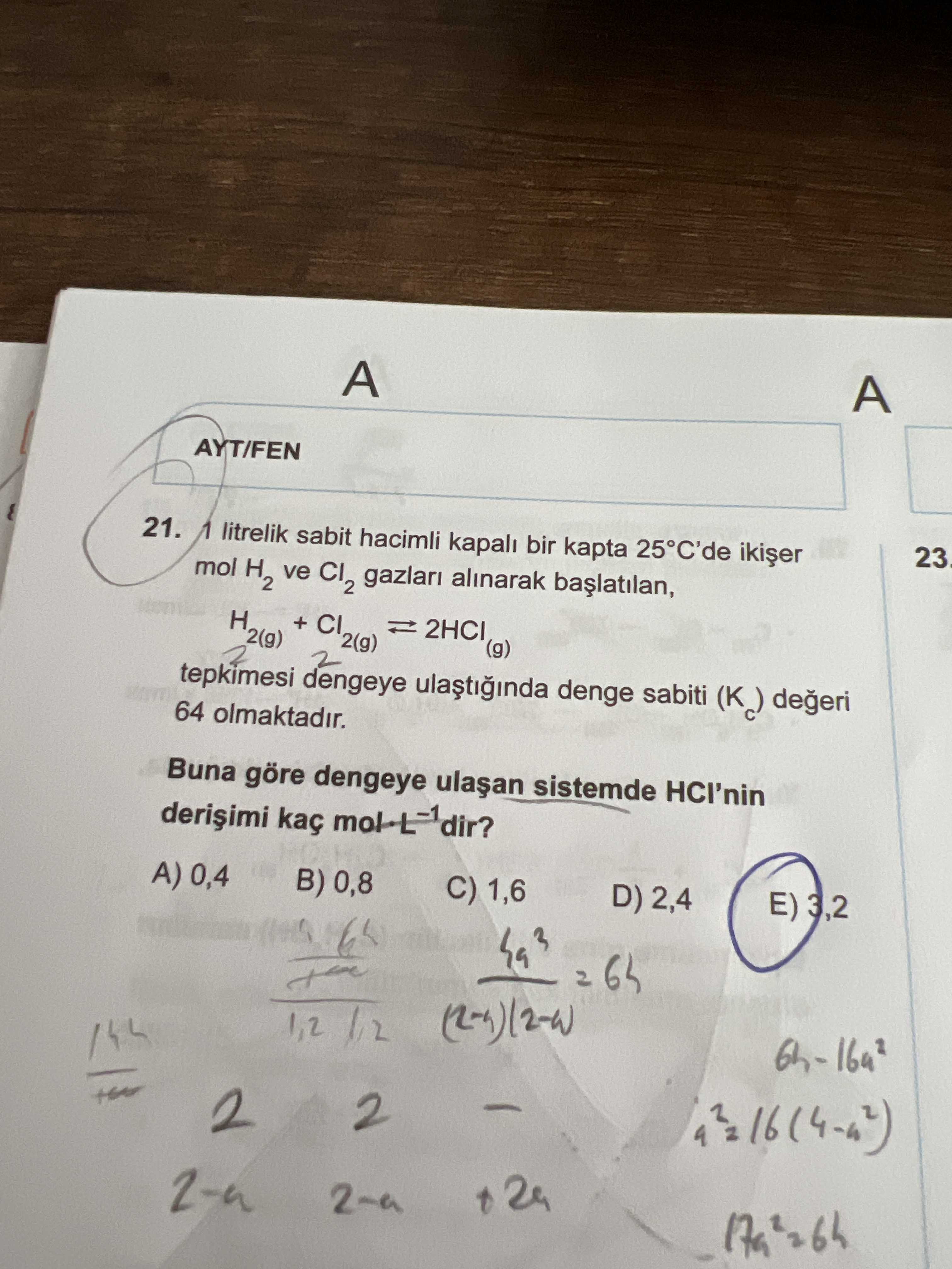 1 litrelik sabit hacimli kapalı bir kapta 25°C'de ikişer mol H₂ ve Cl₂ gazları alınarak başlatılan