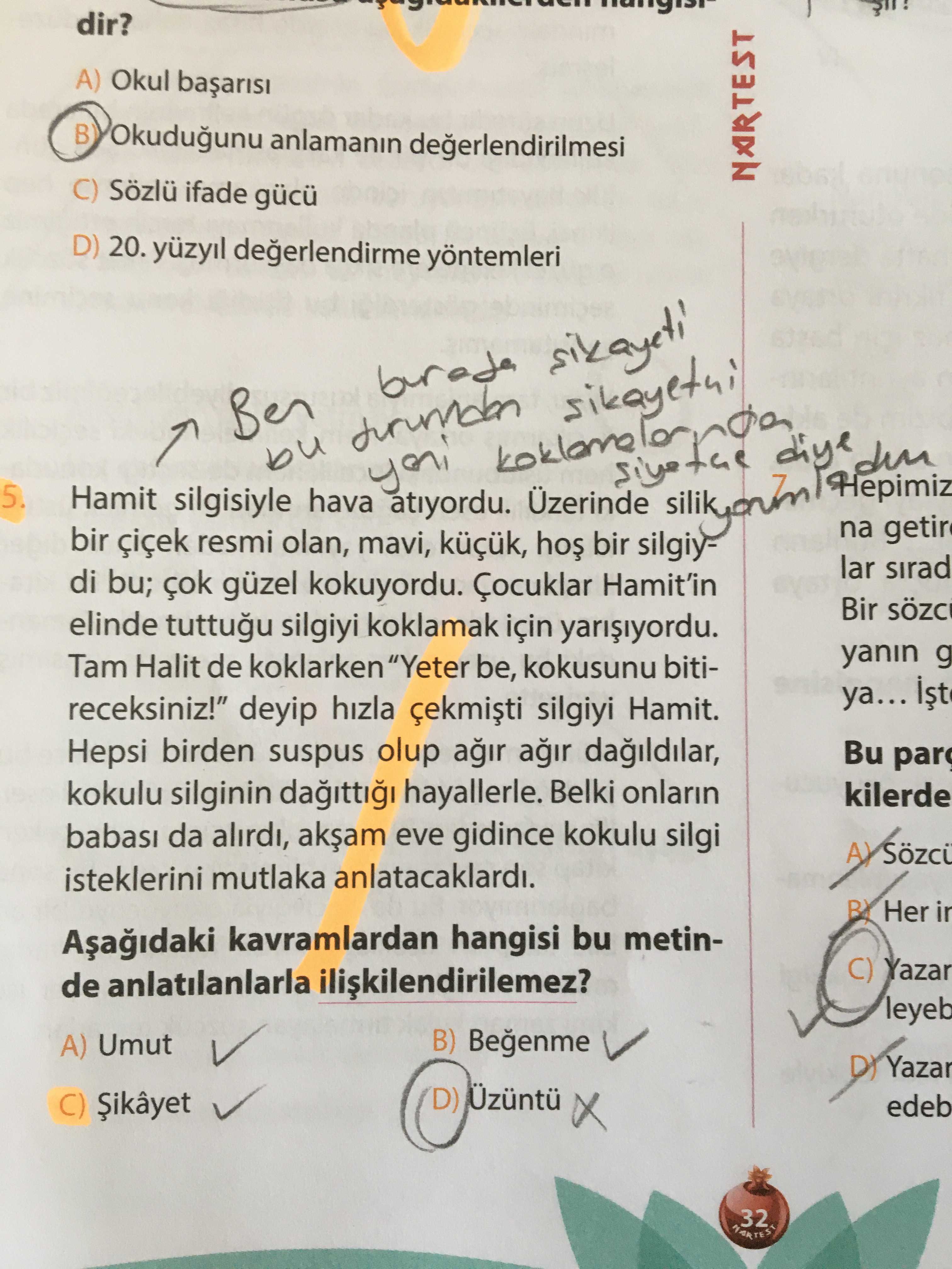 Hamit silgisiyle hava atıyordu. Üzerinde silik bir çiçek resmi olan, mavi, küçük, hoş bir silgiydi