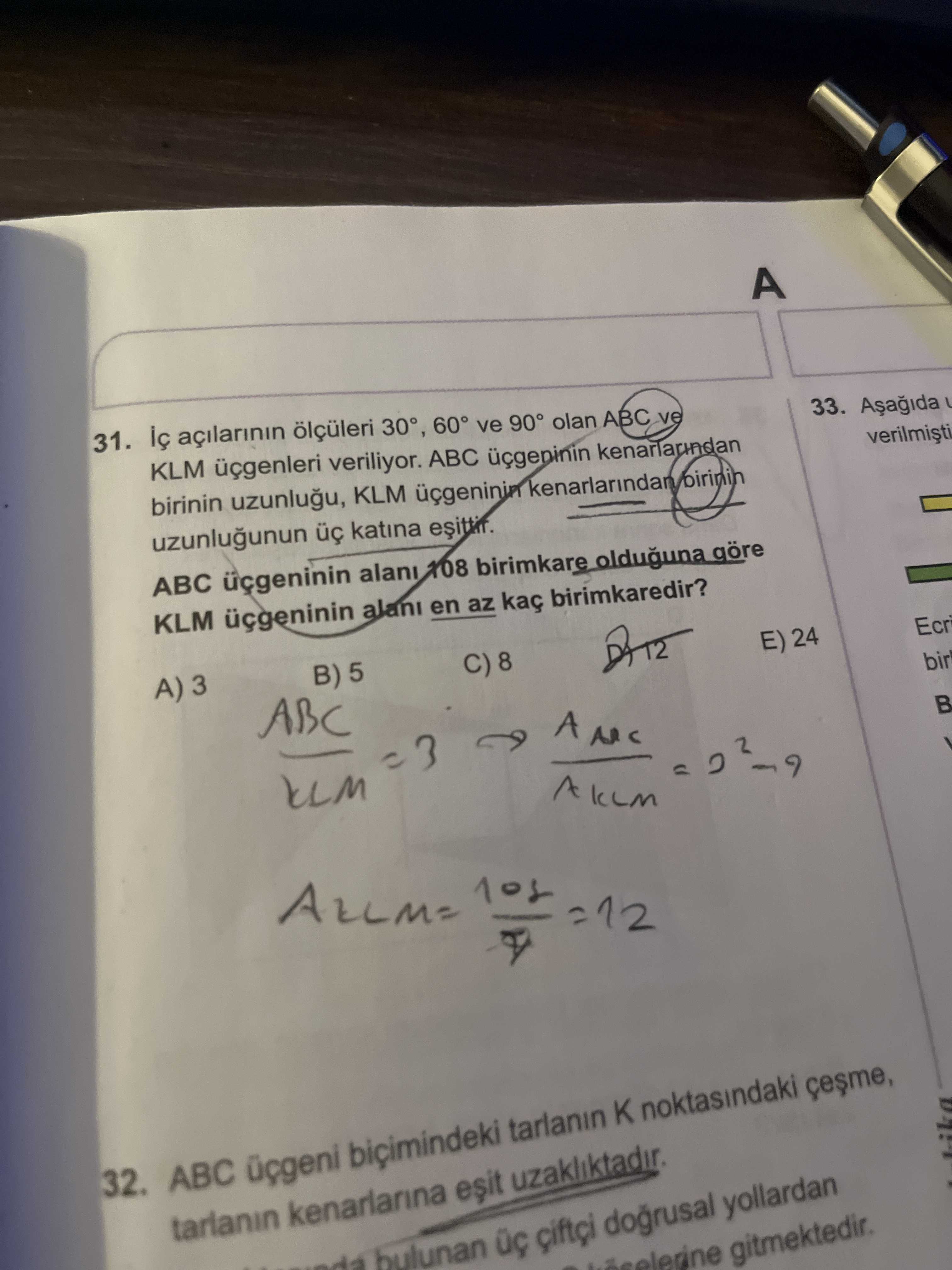 İç açılarının ölçüleri 30°, 60° ve 90° olan ABC ve KLM üçgenleri veriliyor. ABC üçgeninin