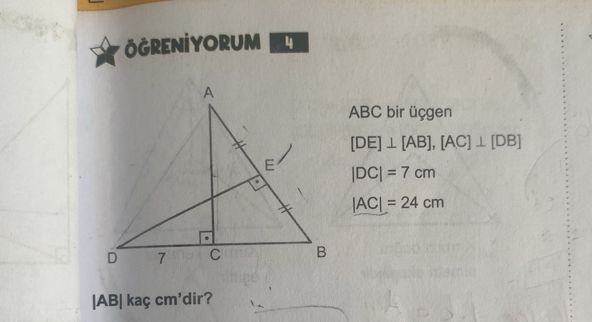 ⊥ [AB] ve [AC] ⊥ [DB] dik açıları işaretlenmiş, |DC| = 7 cm olarak gösterilmiş] ABC bir üçgen [DE] ⊥