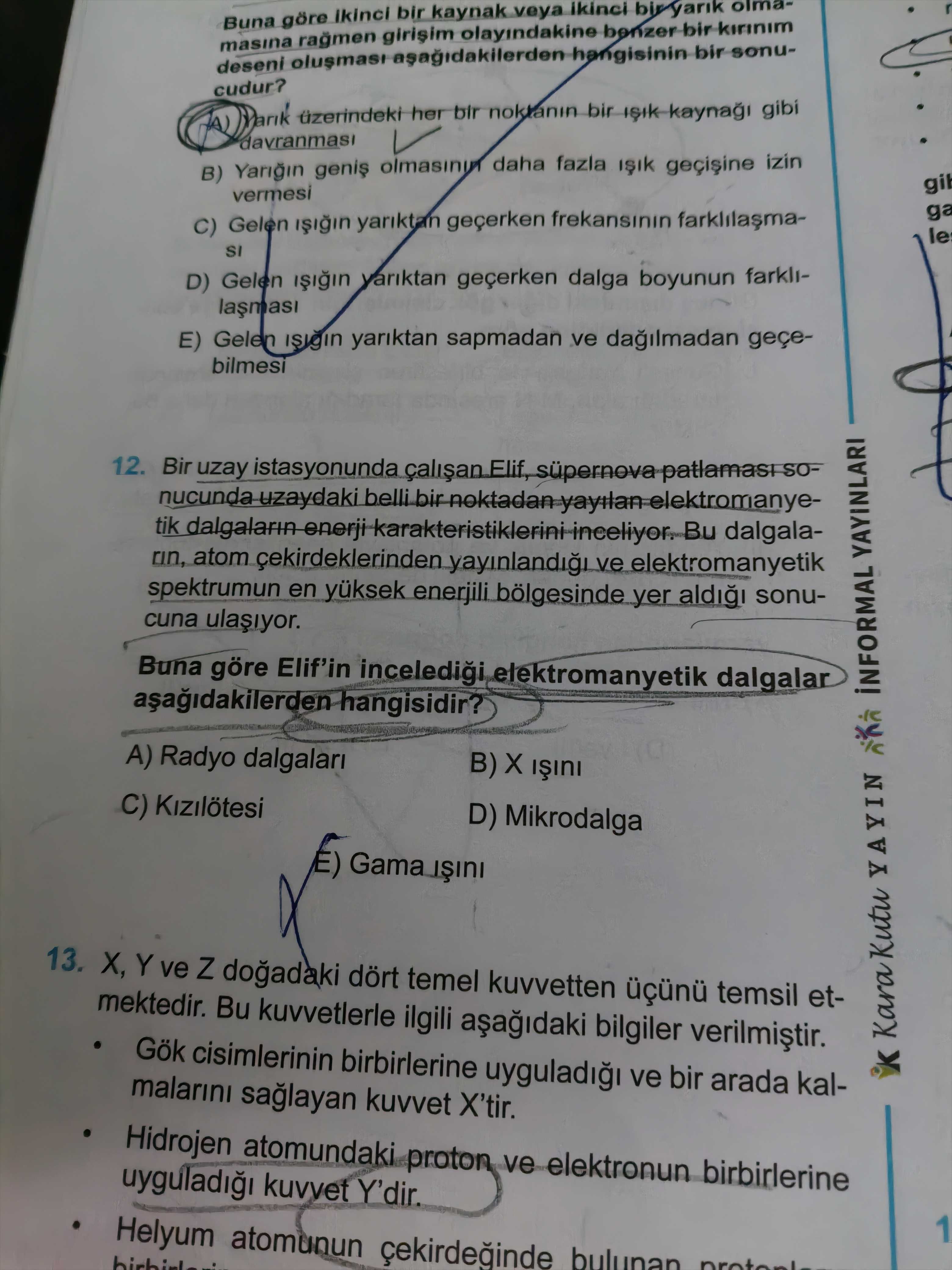 Bir uzay istasyonunda çalışan Elif, süpernova patlaması sonucunda uzaydaki belli bir noktadan