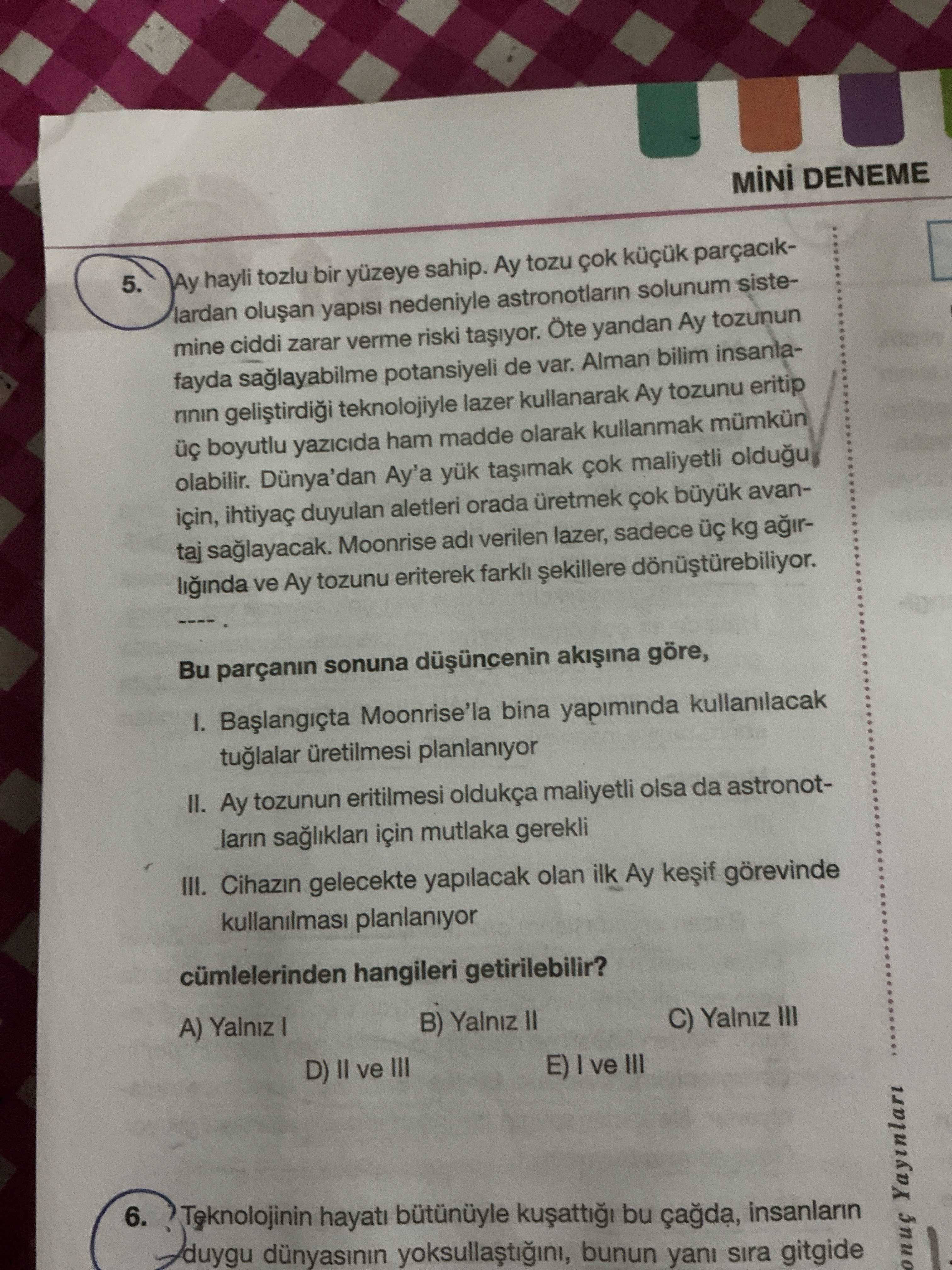 Ay hayli tozlu bir yüzeye sahip. Ay tozu çok küçük parçacıklardan oluşan yapısı nedeniyle