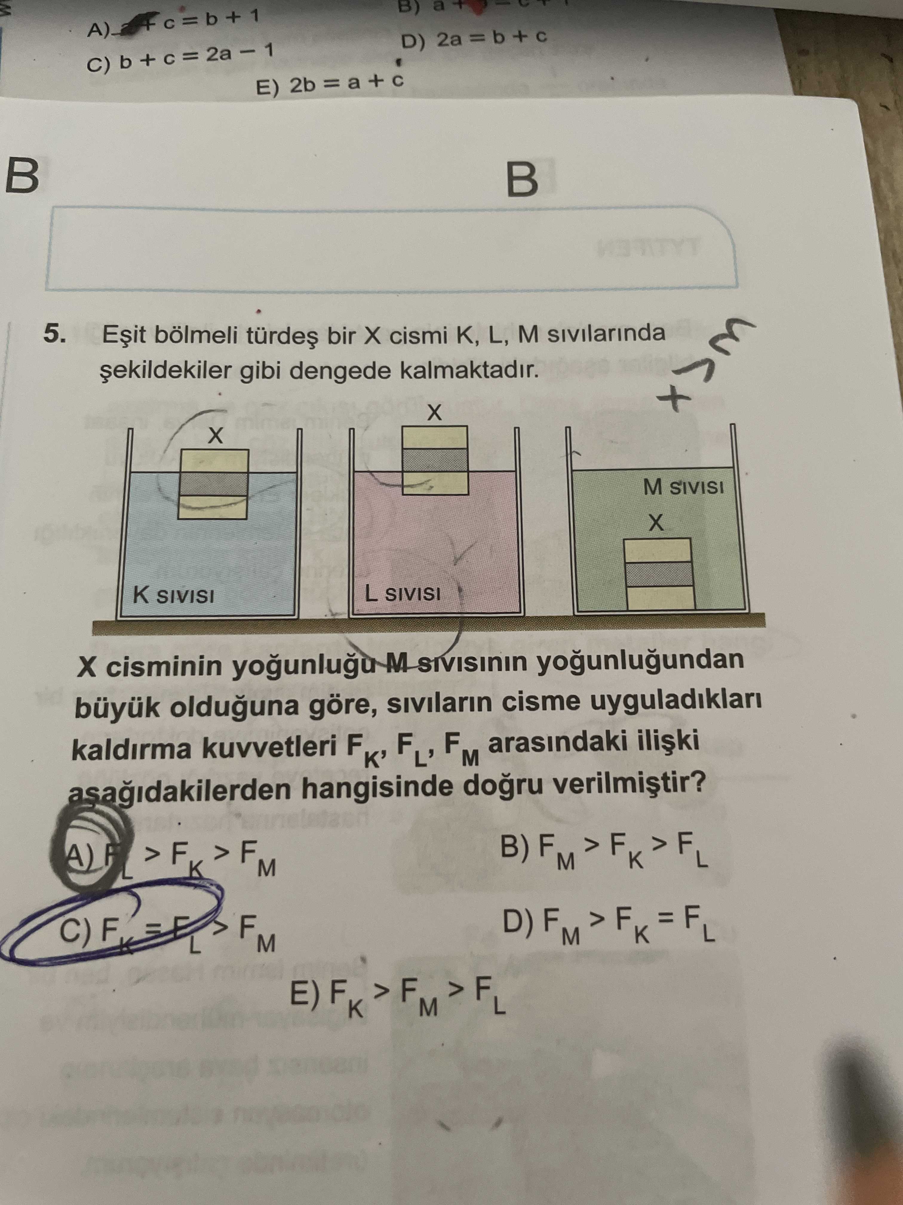 Eşit bölmeli türdeş bir X cismi K, L, M sıvılarında şekildekiler gibi dengede kalmaktadır. X