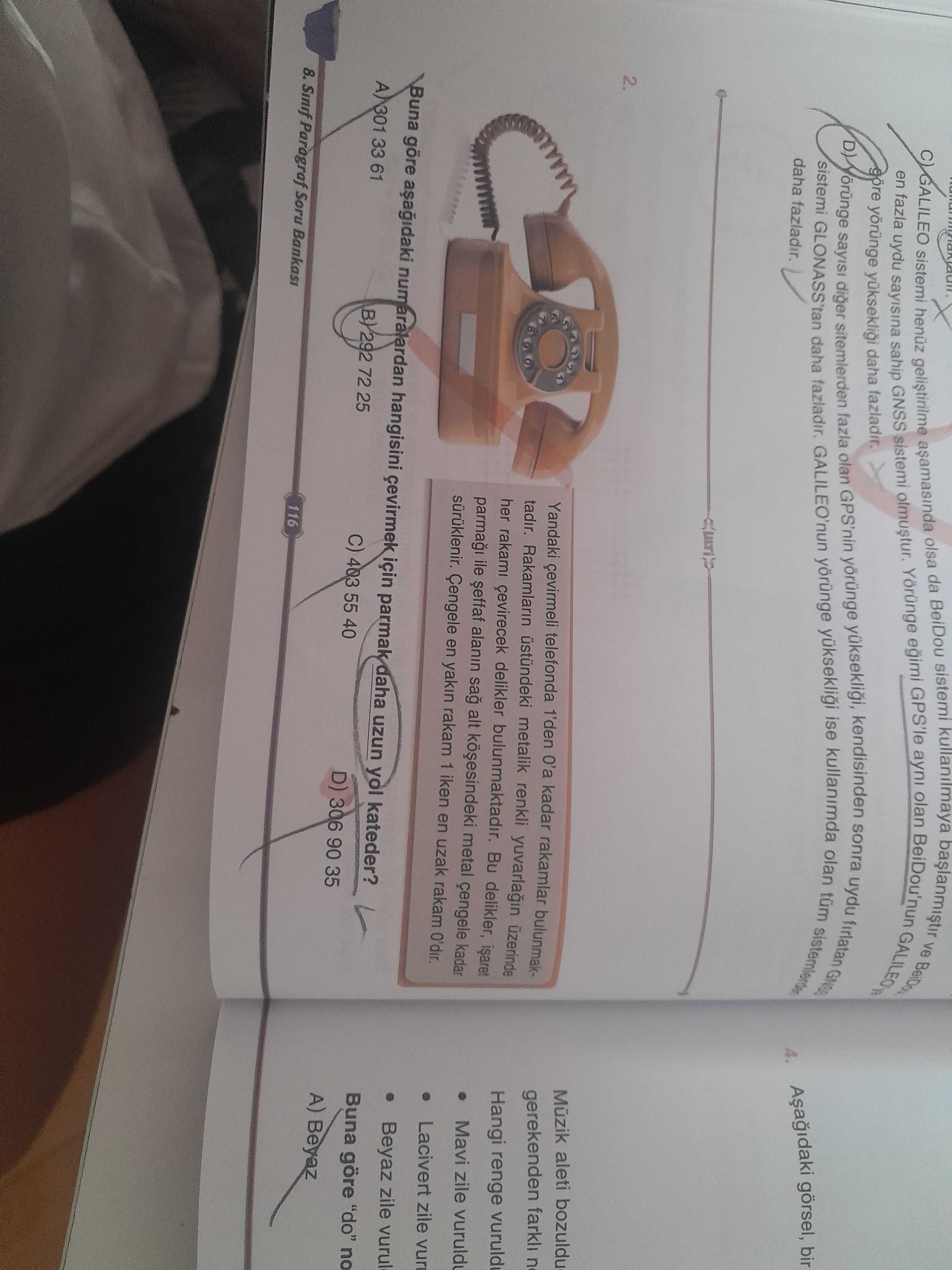Yandaki çevirmeli telefonda 1'den 0'a kadar rakamlar bulunmaktadır. Rakamların üstündeki metalik