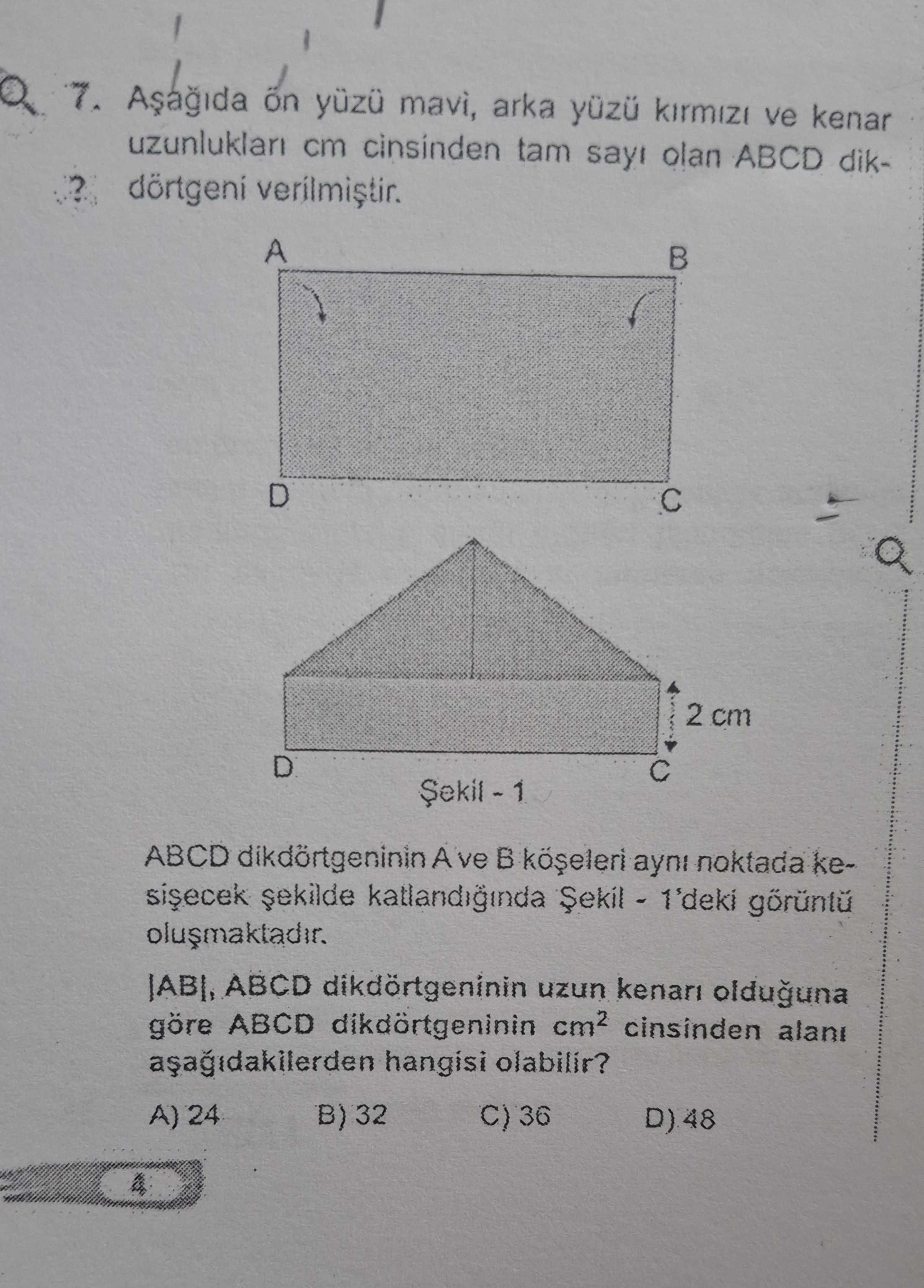 Aşağıda ön yüzü mavi, arka yüzü kırmızı ve kenar uzunlukları cm cinsinden tam sayı olan ABCD