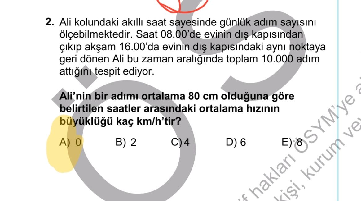 Ali kolundaki akıllı saat sayesinde günlük adım sayısını ölçebilmektedir. Saat 08.00'de evinin dış