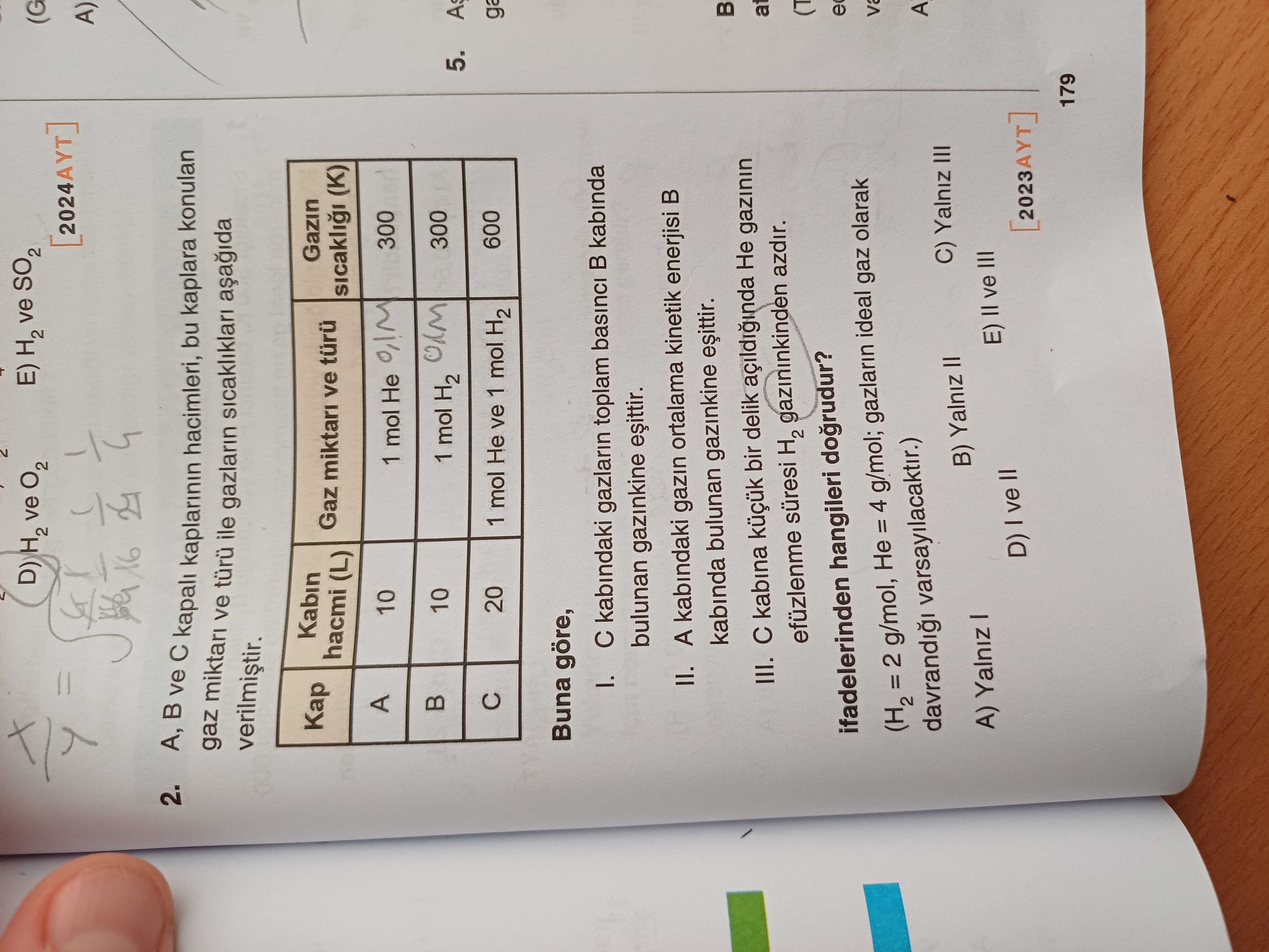 A, B ve C kapalı kaplarının hacimleri, bu kaplara konulan gaz miktarı ve türü ile gazların