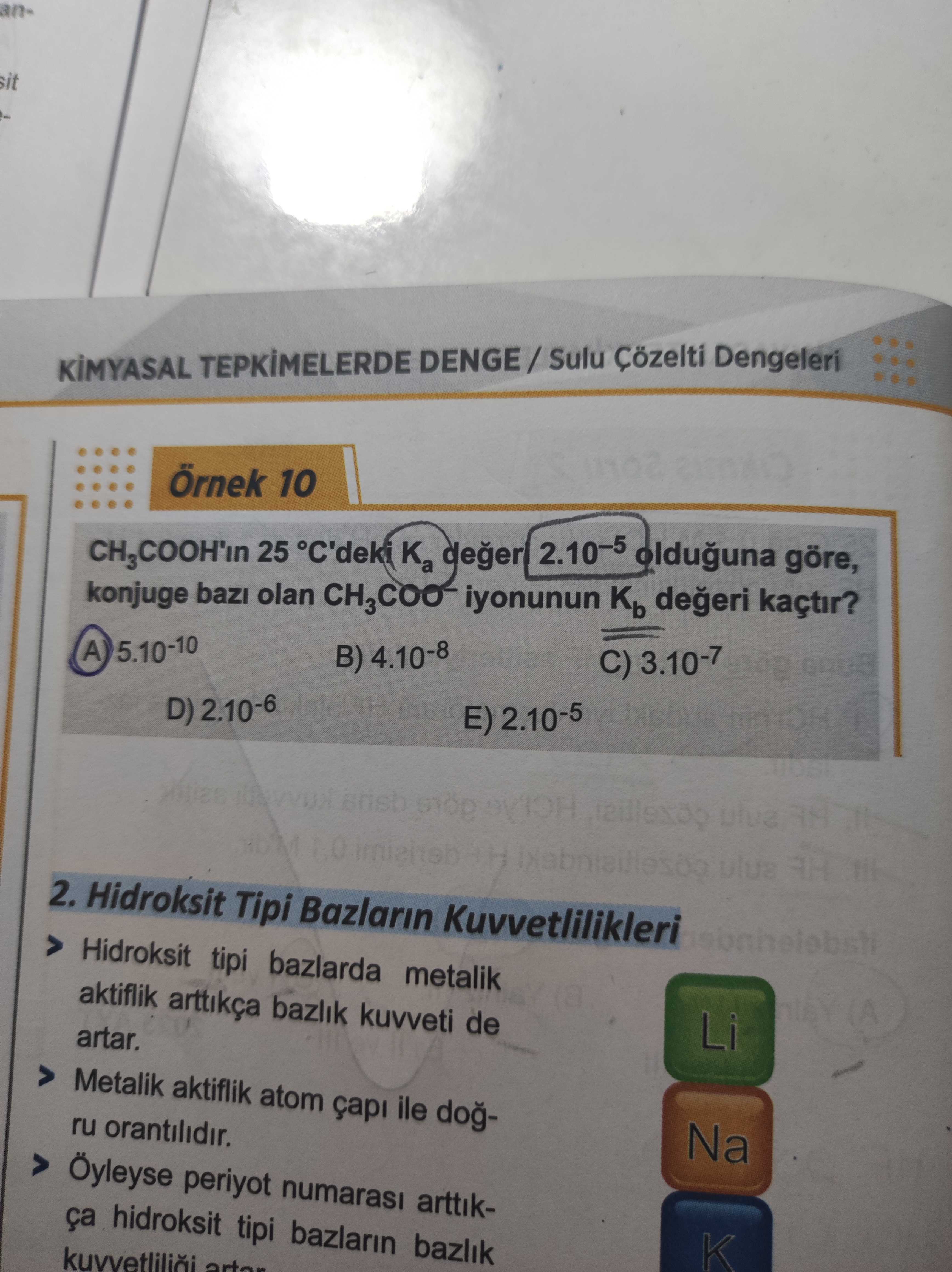 CH₃COOH'ın 25 °C'deki Kₐ değeri 2.10⁻⁵ olduğuna göre, konjuge bazı olan CH₃COO⁻ iyonunun K_b değeri