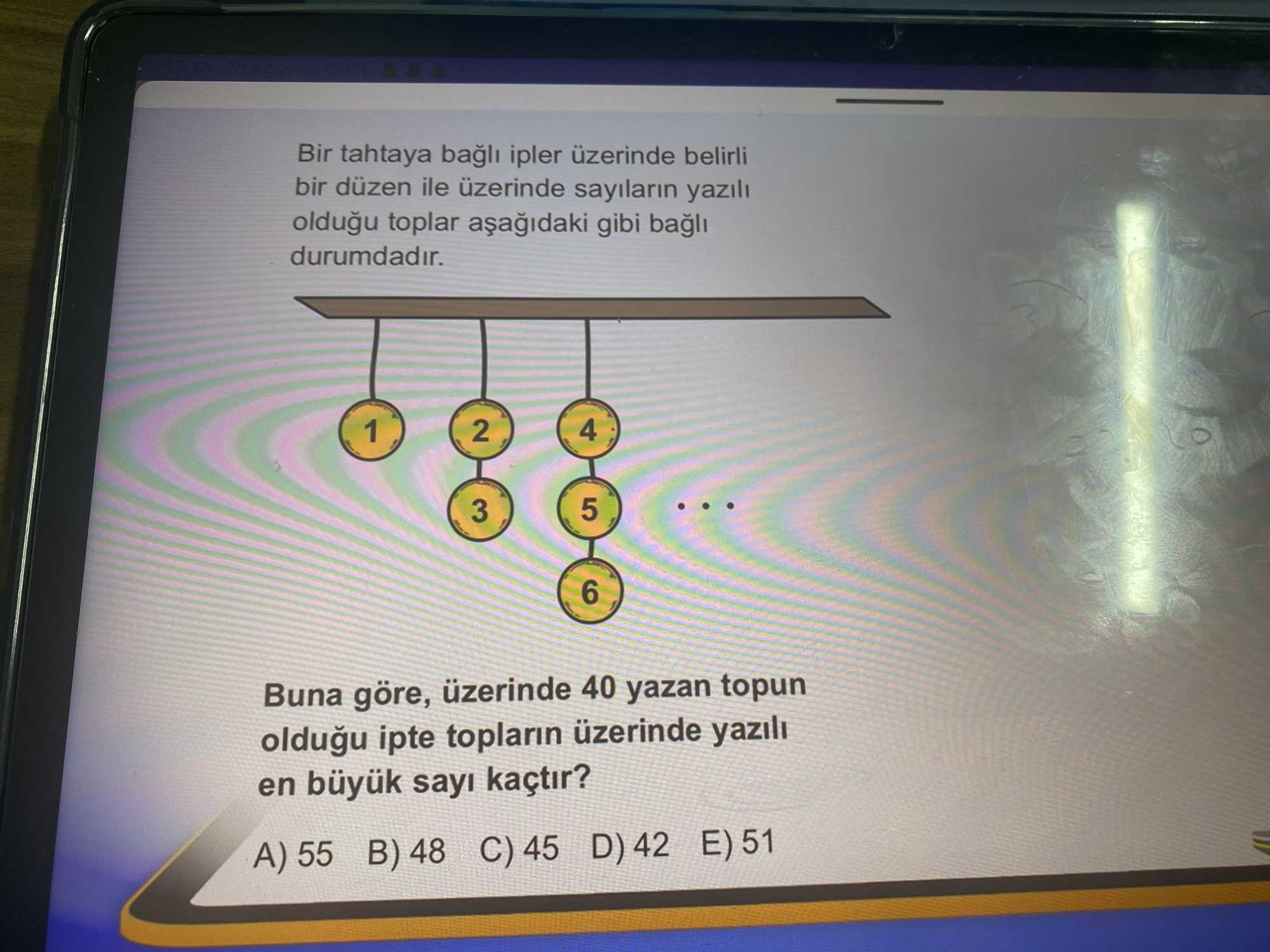 Bir tahtaya bağlı ipler üzerinde belirli bir düzen ile üzerinde sayıların yazılı olduğu toplar