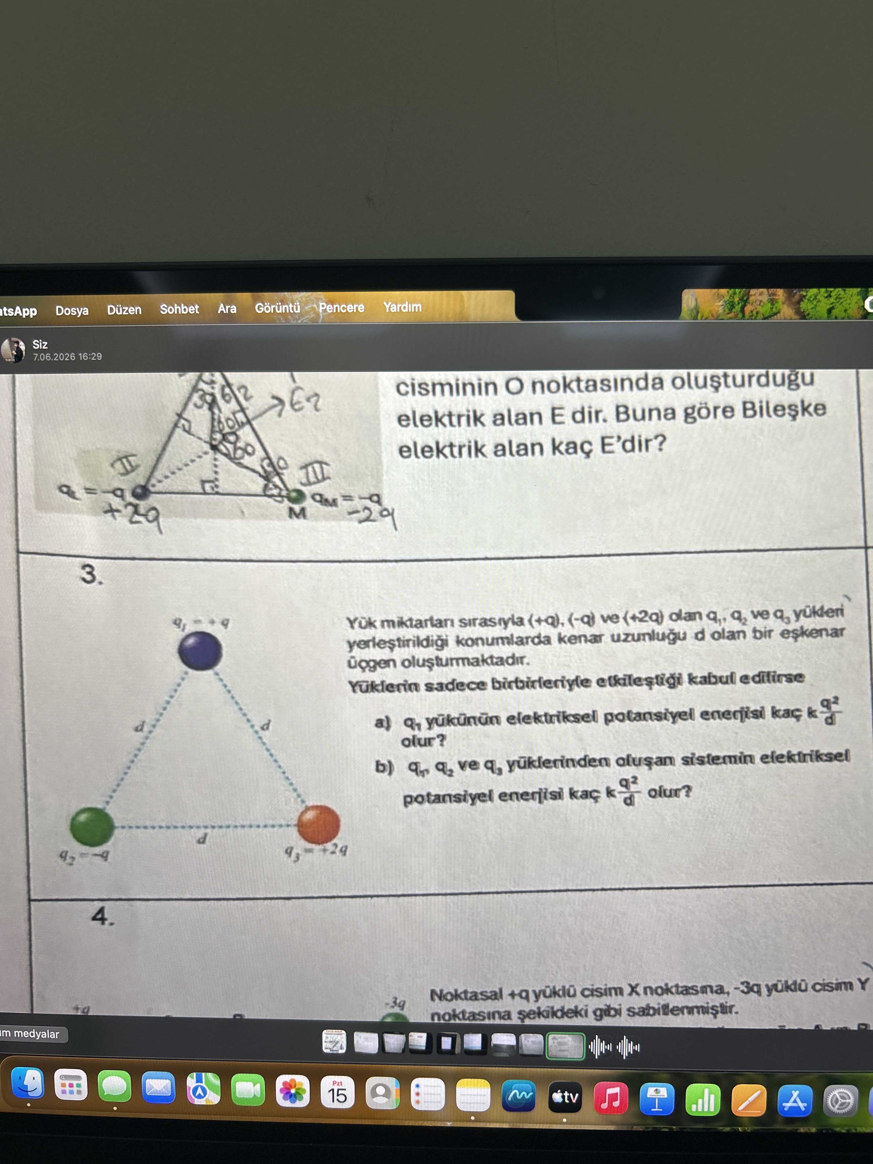 Yük miktarları sırasıyla (+q), (-q) ve (+2q) olan q₁, q₂ ve q₃ yükleri yerleştirildiği konumlarda