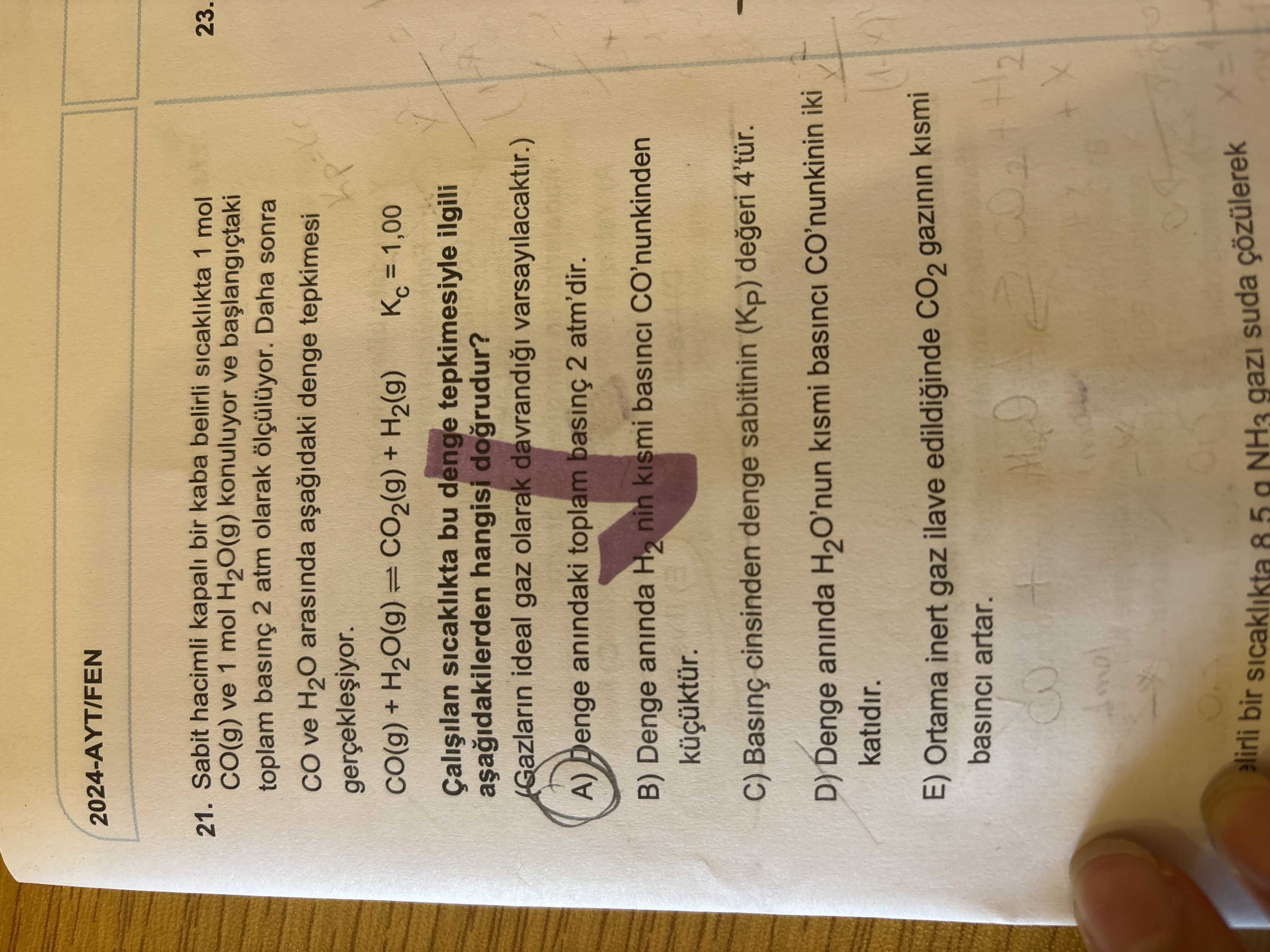 Sabit hacimli kapalı bir kaba belirli sıcaklıkta 1 mol CO(g) ve 1 mol H₂O(g) konuluyor ve