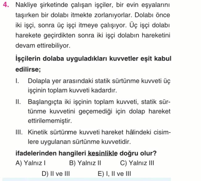Nakliye şirketinde çalışan işçiler, bir evin eşyalarını taşırken bir dolabı itmekte zorlanıyorlar