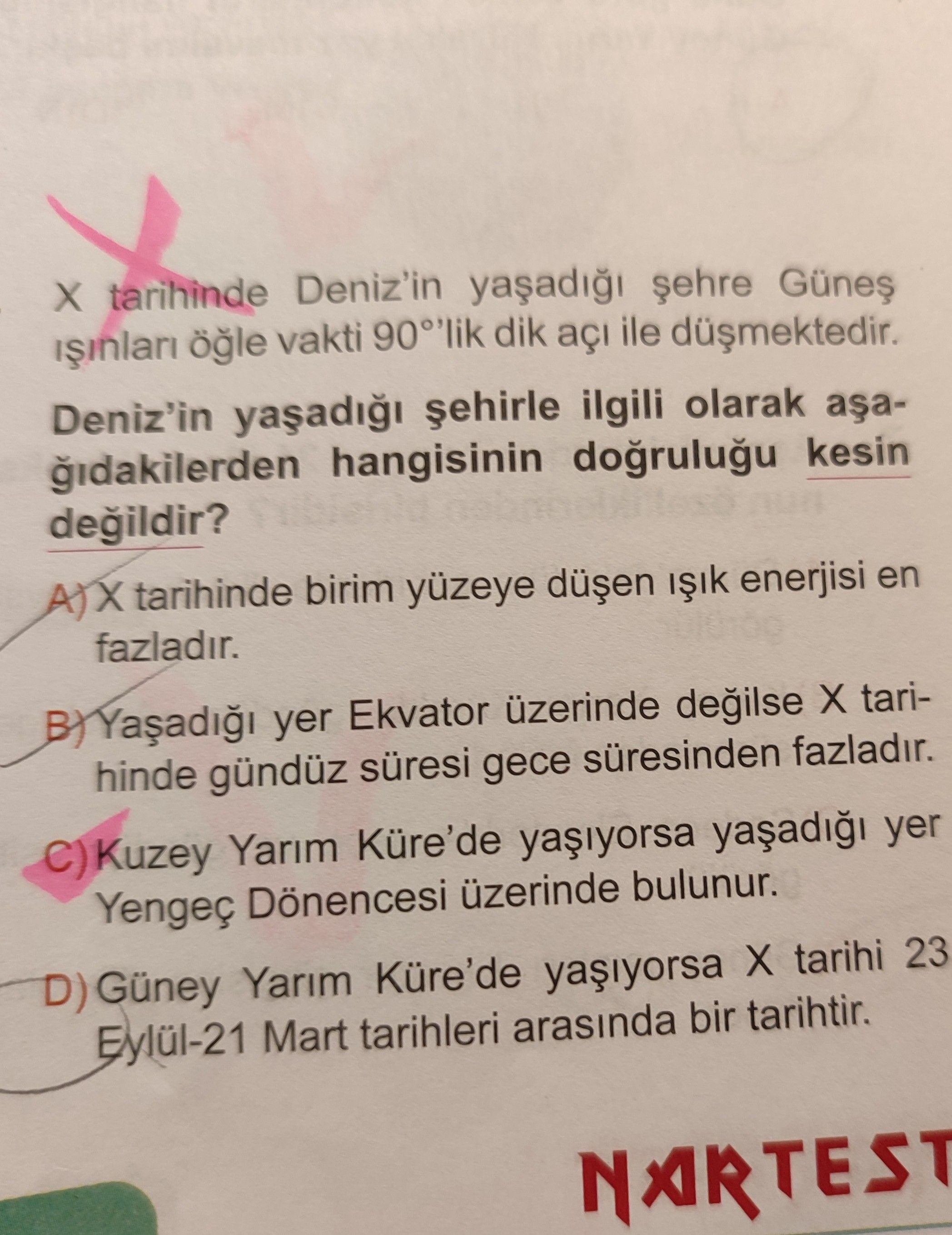 X tarihinde Deniz'in yaşadığı şehre Güneş ışınları öğle vakti 90°'lik dik açı ile düşmektedir