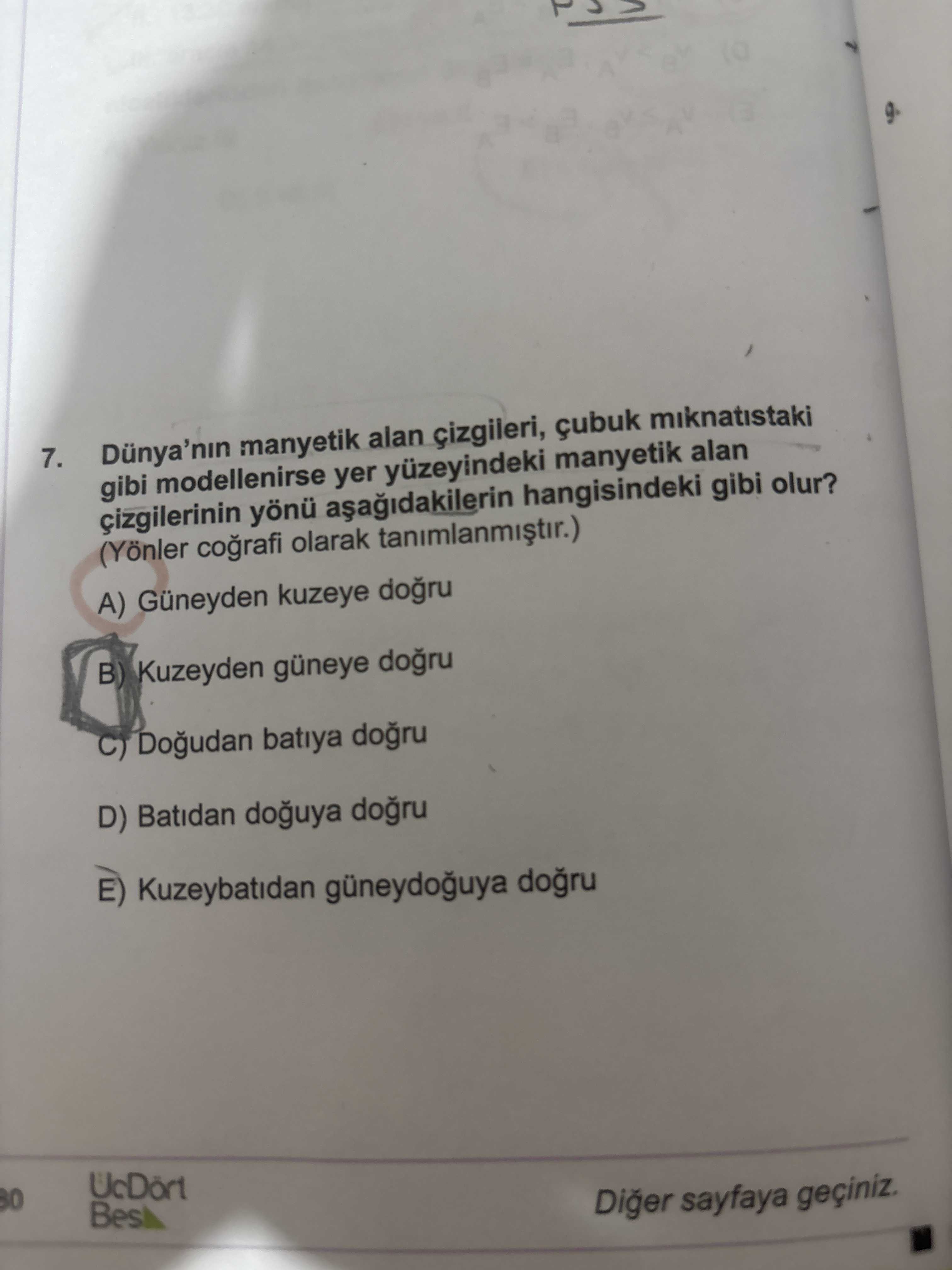 7. Dünya'nın manyetik alan çizgileri, çubuk mıknatıstaki gibi modellenirse yer yüzeyindeki manyetik
