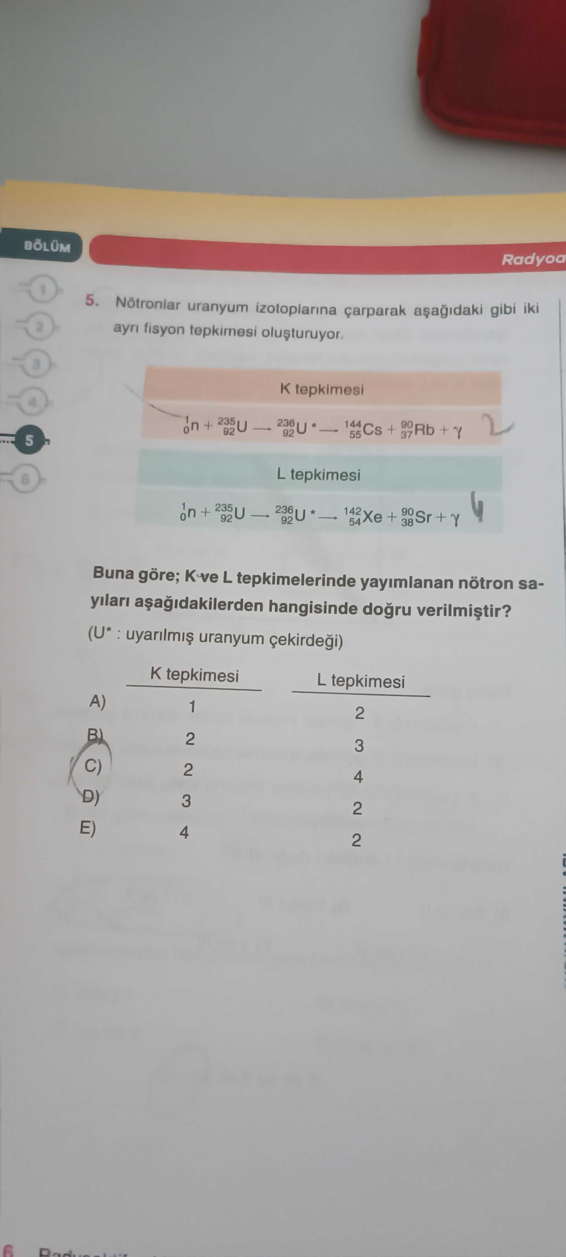 Nötronlar uranyum izotoplarına çarparak aşağıdaki gibi iki ayrı fisyon tepkimesi oluşturuyor. K