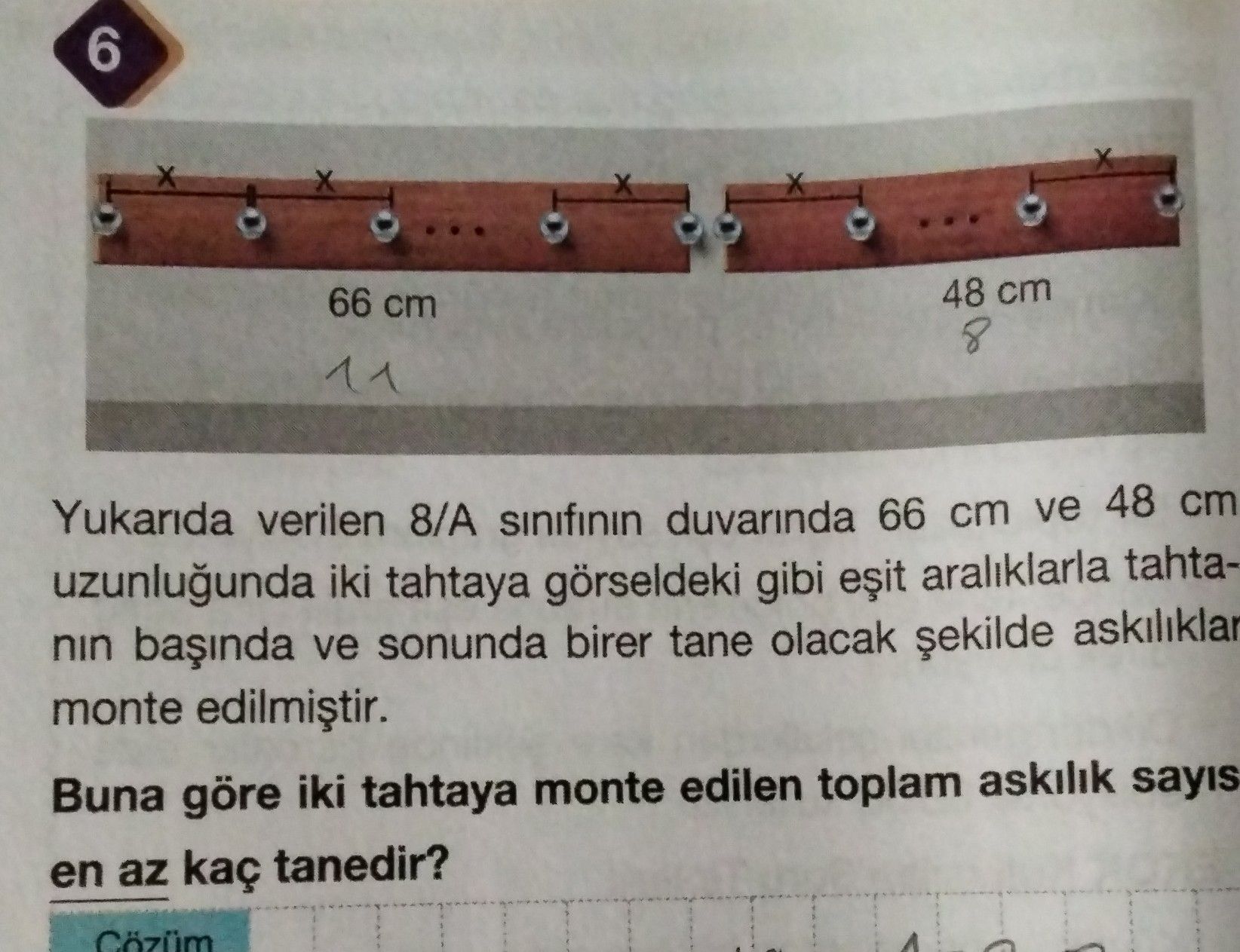Yukarıda verilen 8/A sınıfının duvarında 66 cm ve 48 cm uzunluğunda iki tahtaya görseldeki gibi eşit