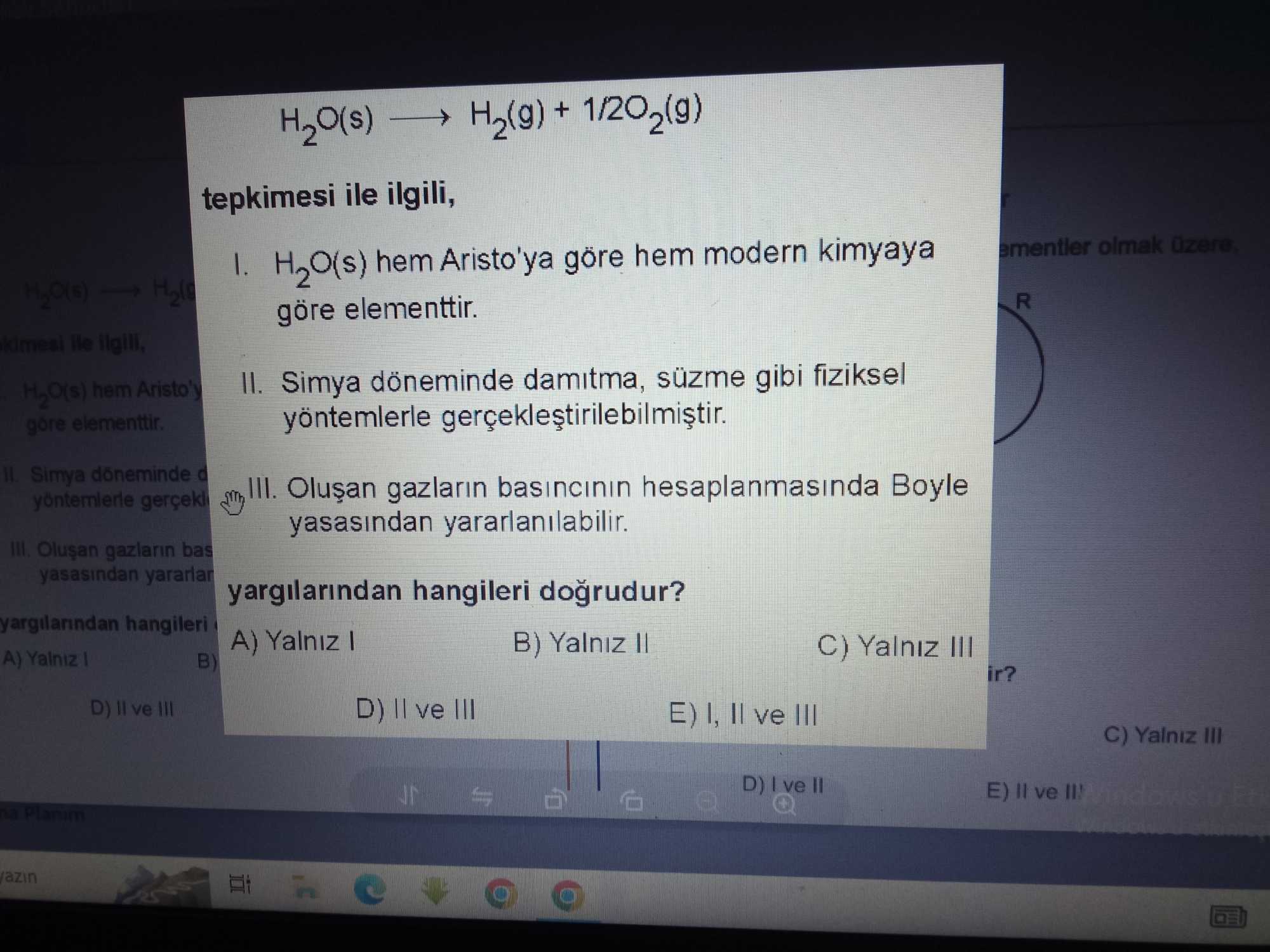 H₂O(s) → H₂(g) + 1/2O₂(g) tepkimesi ile ilgili, I. H₂O(s) hem Aristo'ya göre hem modern kimyaya göre elementtir. II. Simya