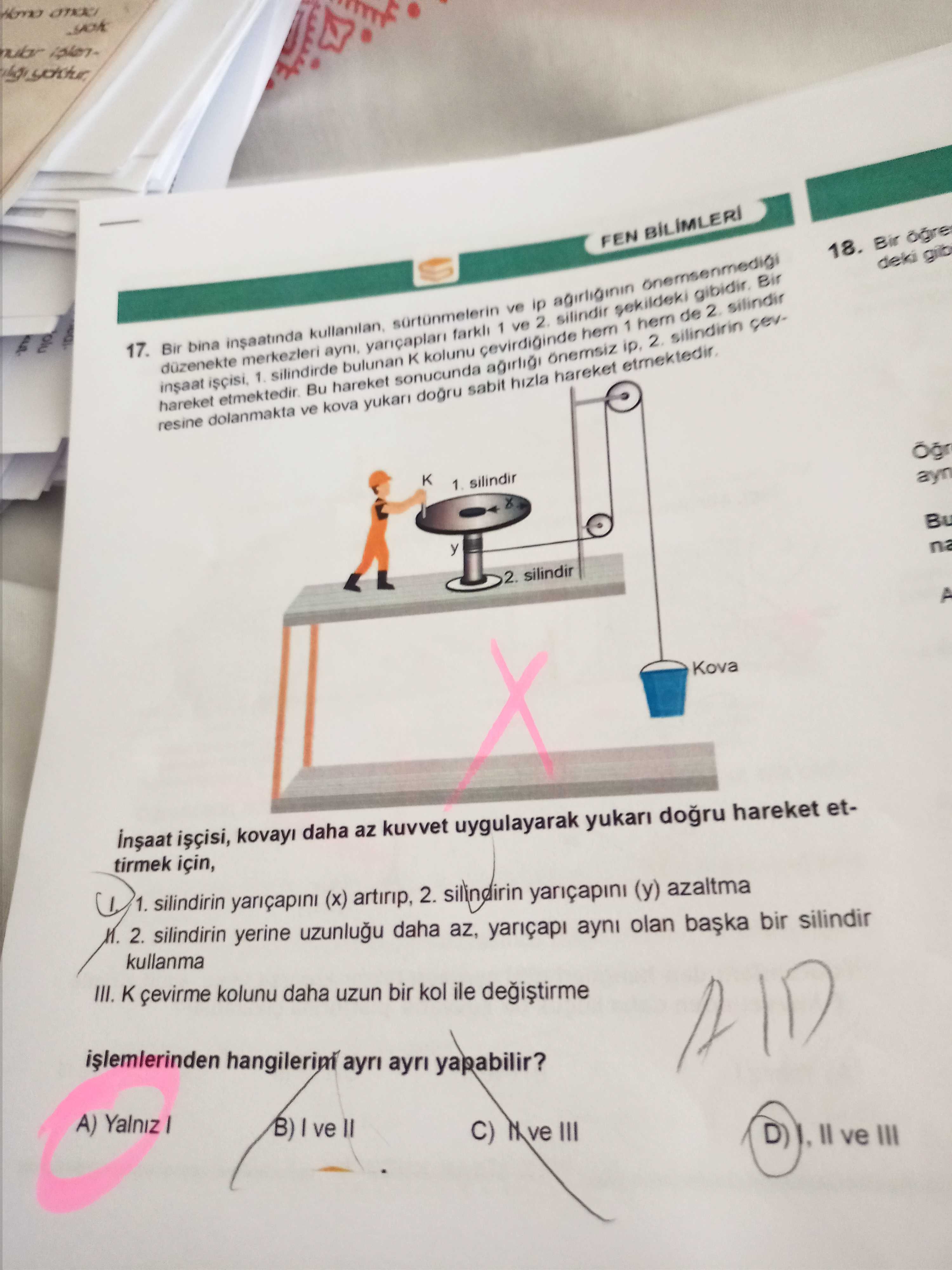 Bir bina inşaatında kullanılan, sürtünmelerin ve ip ağırlığının önemsenmediği düzenekte merkezleri