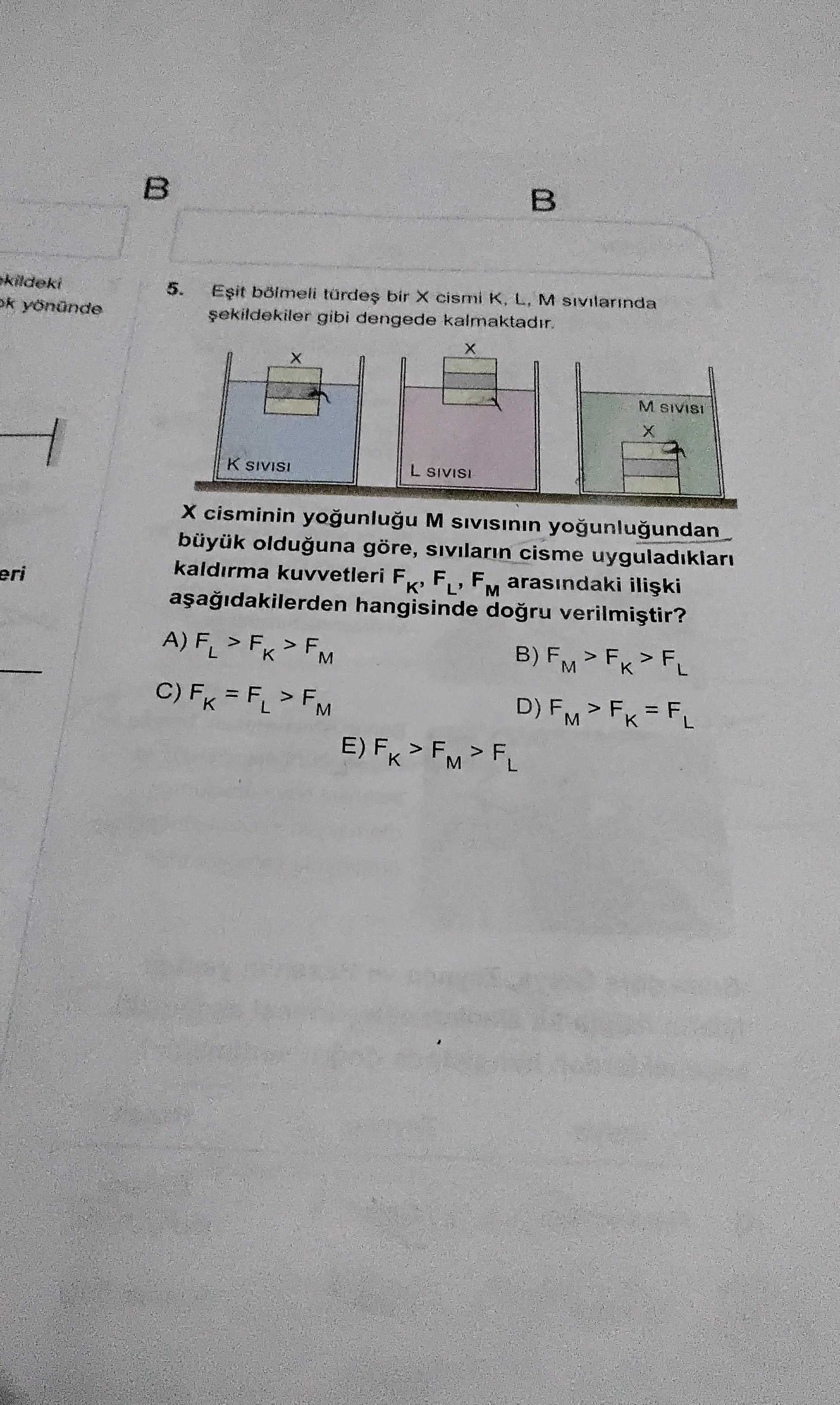 Eşit bölmeli türdeş bir X cismi K, L, M sıvılarında şekildekiler gibi dengede kalmaktadır. X
