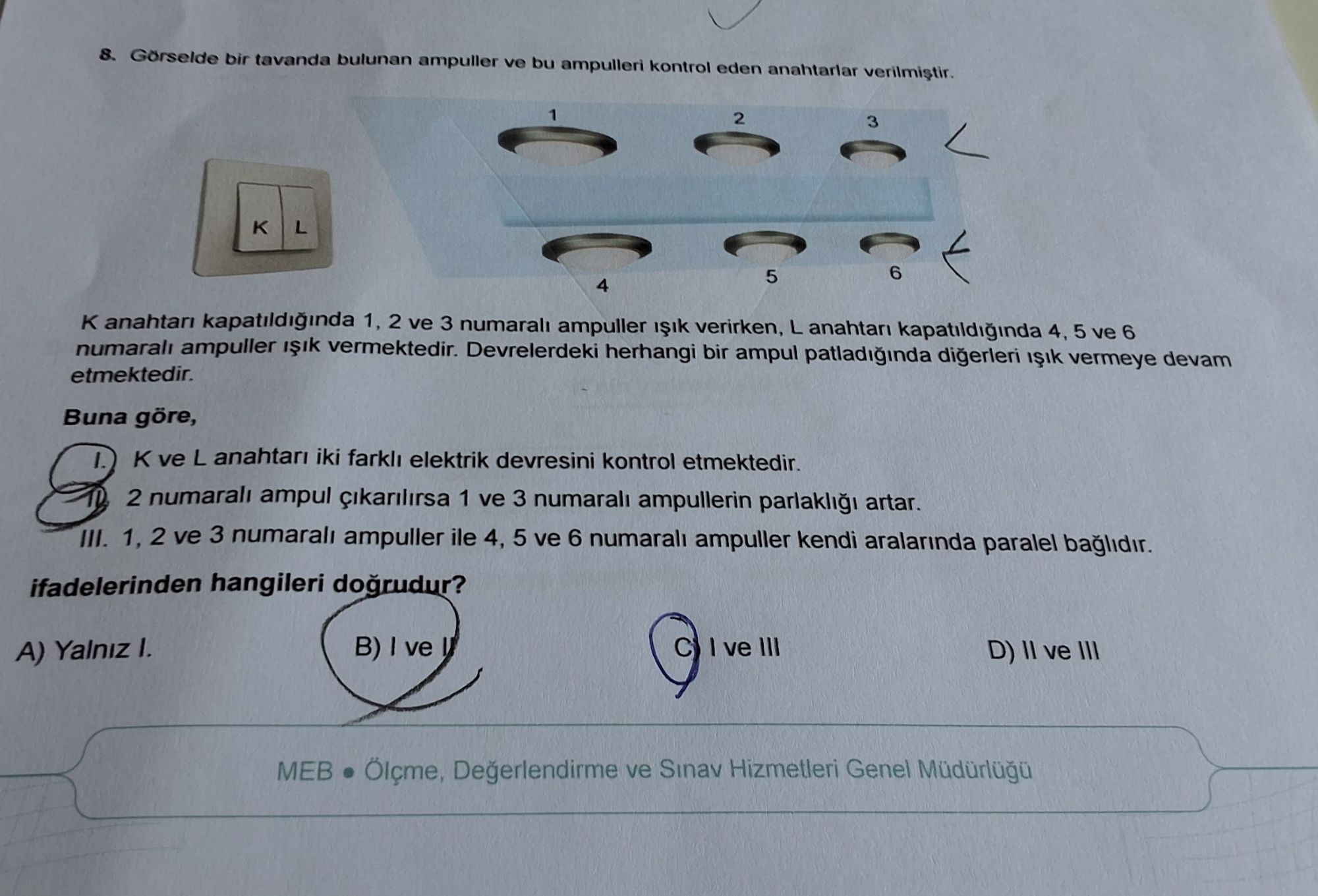 Görselde bir tavanda bulunan ampuller ve bu ampulleri kontrol eden anahtarlar verilmiştir. K