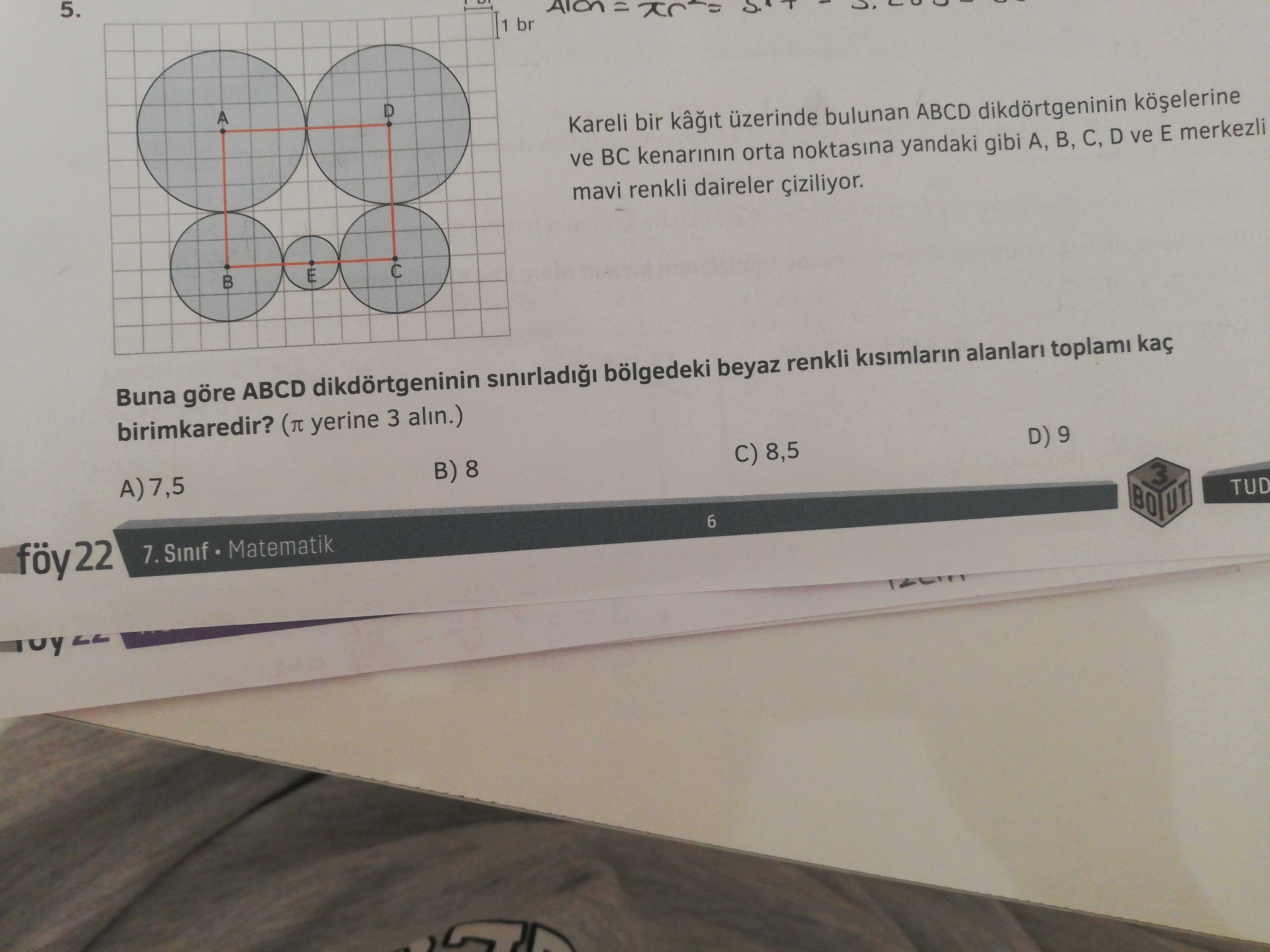 Kareli bir kâğıt üzerinde bulunan ABCD dikdörtgeninin köşelerine ve BC kenarının orta noktasına